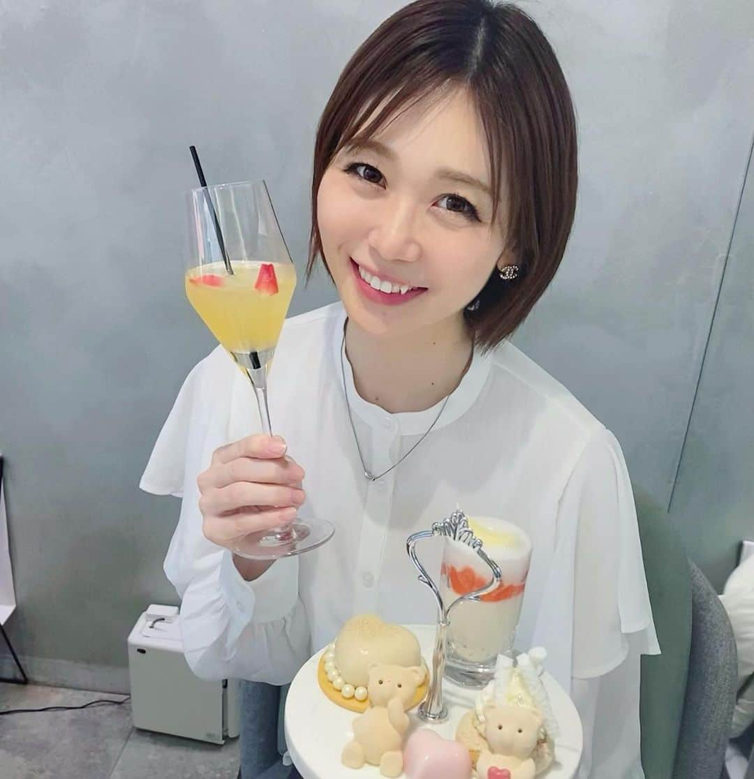 築山可奈のインスタグラム：「. かわいすぎなアフタヌーンティーへ🧸💕 くまちゃんがかわいすぎて食べられない🥹❤️  #louangetokyo #ルワンジュ東京 #ホワイトデー #くまちゃん #くま好き #ショートヘア #アフタヌーンティー #ヌン活 #スイーツ好きな人と繋がりたい」