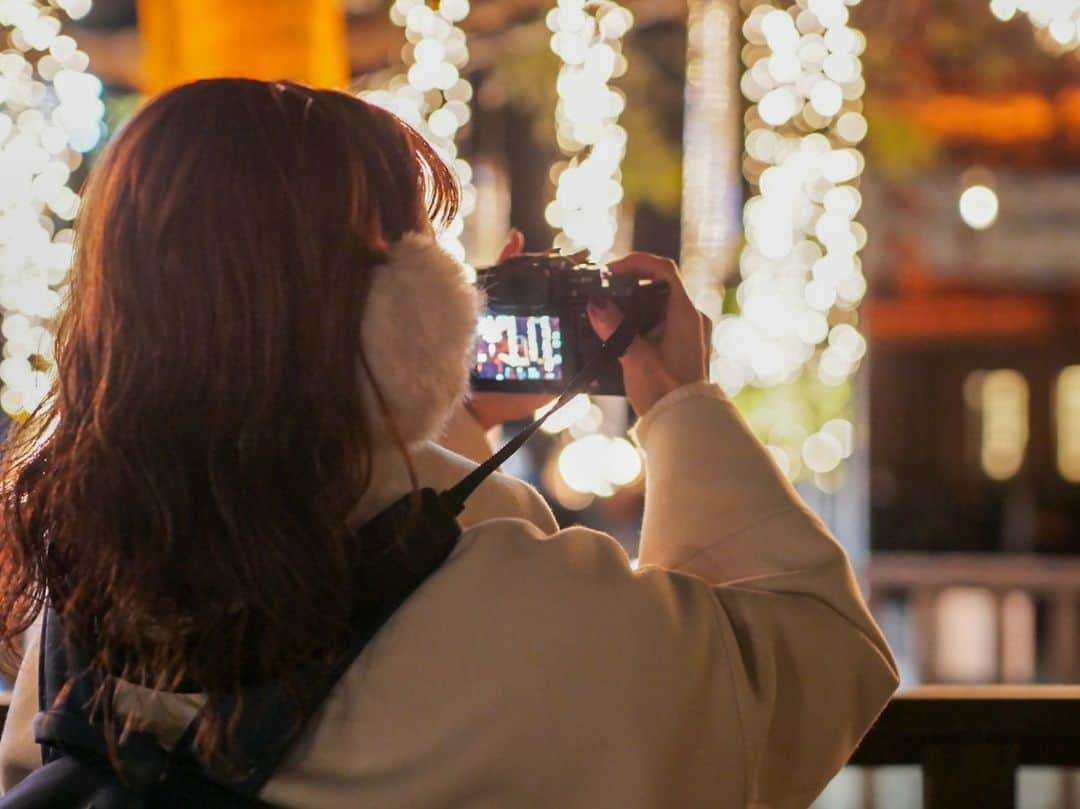 東京カメラガールズさんのインスタグラム写真 - (東京カメラガールズInstagram)「12/14(水) サポーターズメンバー @fuuu_min1o22 さん企画のイベント『Xmasマーケットポートレート撮影会』が横浜赤レンガ倉庫で開催されました✨ 毎年大人気のXmasマーケット🎄💕 この時期ならではの楽しみですよね！ メンバーと一緒に夜の撮影を楽しんだようです✨ キラキラのイルミネーションの中でのポートレート撮影は幻想的✨  「初対面のメンバー同士でしたが、皆とても優しくて、凄く楽しく過ごせました。初めての参加でドキドキしましたが、参加して良かったなと思いました😊」 と嬉しいお声が届いています。  全国各地でサポーターズメンバーが沢山のイベントを企画しています！ ぜひプロフィール欄のカメラガールズ公式WEBサイトからぜひチェックしてみてくださいね😊 一緒に楽しみましょう📷💕 ご参加お待ちしております！  ///////////////////////////////////////////  現在12,000人のカメラ女子が 活動しているカメラガールズ。 ”一緒に参加して楽しめる” そんなコミュニティメディアです。  ▼ご興味があれば カメラガールズWEBサイトから無料登録をお願いします😊  #カメラガールズ #東京カメラガールズ #カメラ女子 #ファインダー越しの私の世界 #カメラガールズ会報誌 #サポーターズレポート #横浜赤レンガ倉庫 #クリスマスマーケット #イルミネーション」3月10日 10時52分 - tokyocameragirls