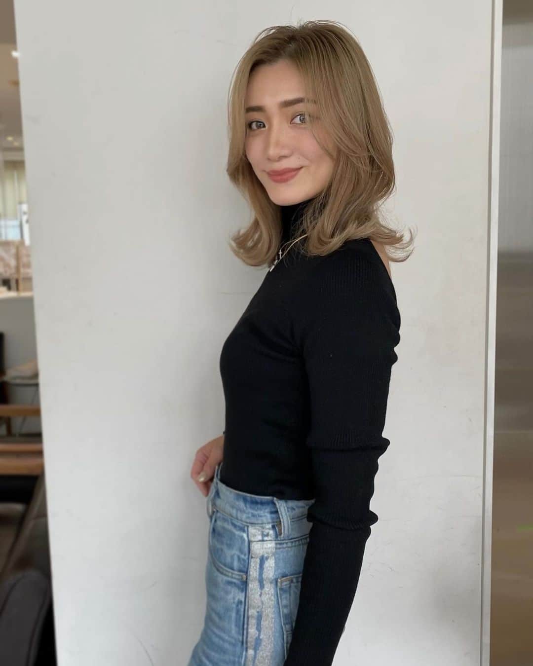 谷口紗耶香のインスタグラム：「色々とチャレンジしたり、気分を変えたくなるこの季節🌸　春生まれだからってのもあるのかな、本当にこの季節が好きだなぁ。 ワクワクするかんじ❗️  毎月届く @raxybeautybox_jp も いつもワクワクして待ってるんだ！  新作コスメがブラウン系で かわいかったよ🤎  #raxybeautybox #raxy公式アンバサダー #beauty #cosmetic #newme」