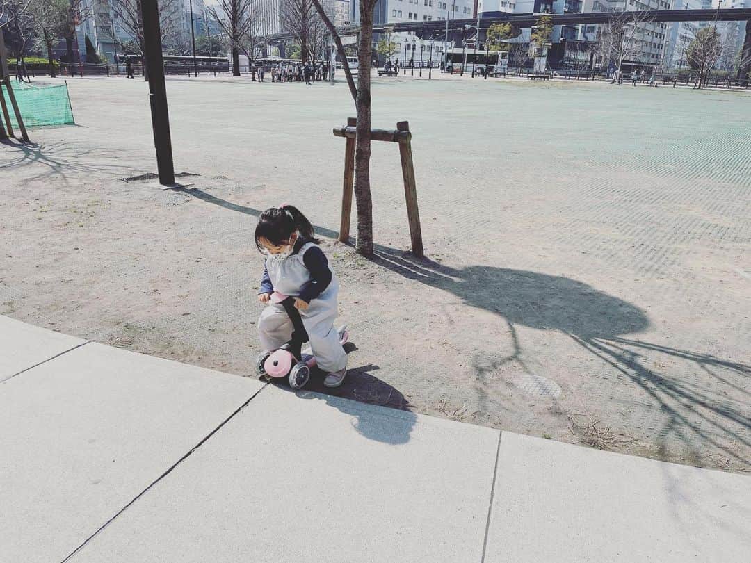 英玲奈のインスタグラム：「最近は、 #三輪車　ブームな娘。 車のトランクに積んで走りやすい公園へ。 段差を越えるのが楽しいらしく何度もやるw  #娘#daughter#2歳3ヶ月#女の子ママ#girlmom#女の子ベビー#girlbaby#親バカ部#毎日が特別#赤ちゃんのいる生活#ていねいな子育て」