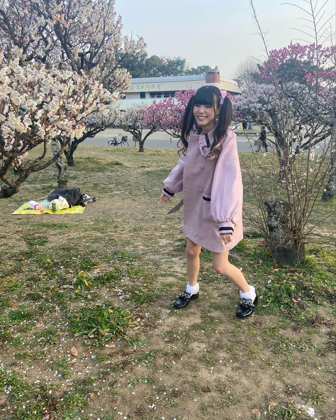 ゐななさんのインスタグラム写真 - (ゐななInstagram)「おはなみ🌸 いつもと写真の感じ違うけどまるでインスタグラマーみたい！！！  最後は蜂に怯える私です」3月10日 21時48分 - inana_aa