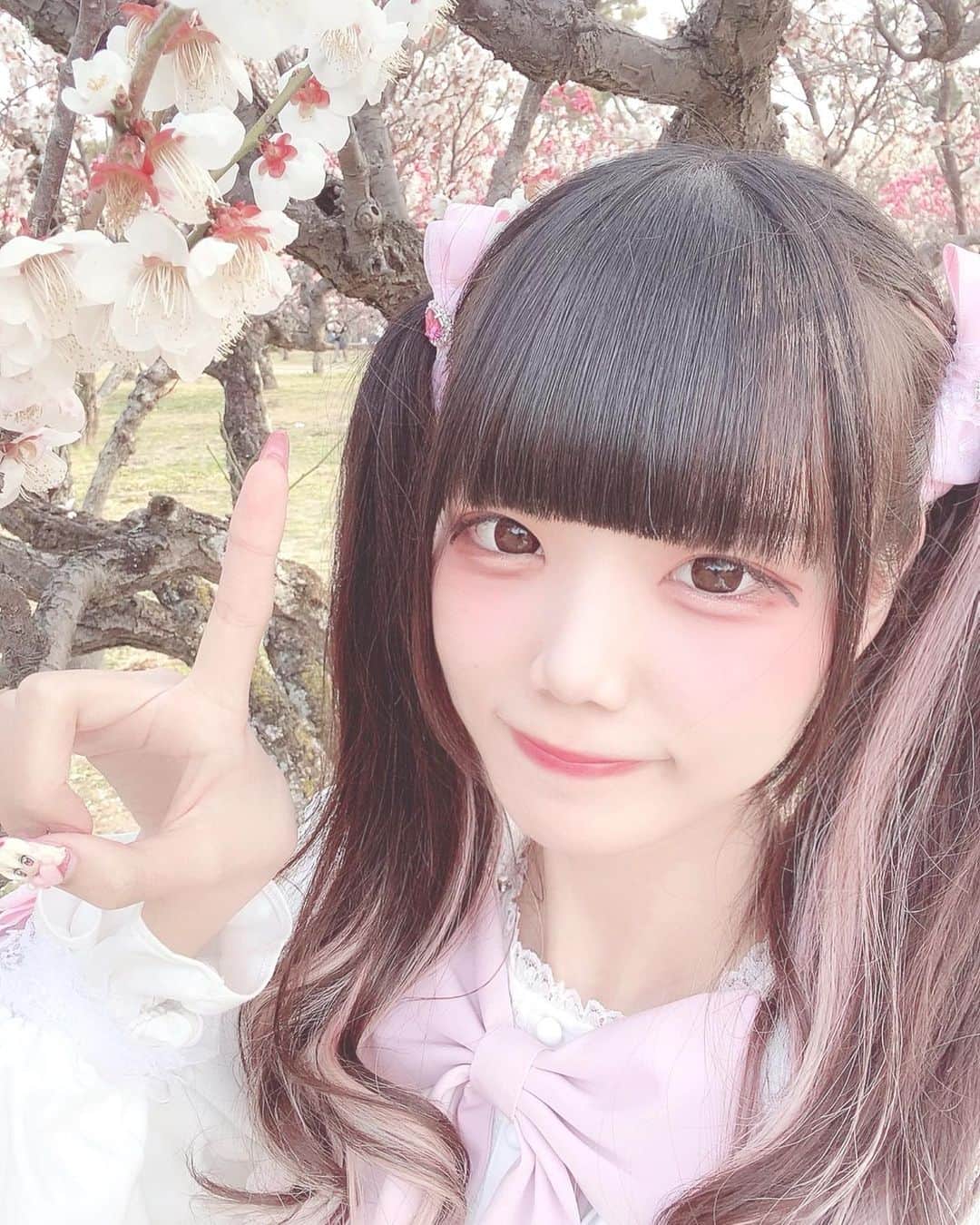 ゐななのインスタグラム：「おはなみ🌸 いつもと写真の感じ違うけどまるでインスタグラマーみたい！！！  最後は蜂に怯える私です」