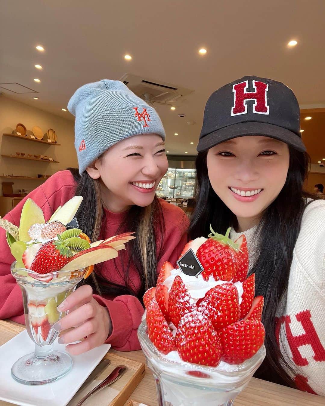 希帆さんのインスタグラム写真 - (希帆Instagram)「パフェうんまっ😍🤩🥳💛❤️💕🍓🫶✨  島根県で見つけためちゃくちゃ美味しいパフェ🍓💛 今まで食べたパフェで1番美味しかったぁ🥺✨  パイセンの奢りだったので、 1番高いフルーツパフェを頼みました😘🫶（笑） @satomi_shigemori ご馳走さまですぅ♡  島根旅ストーリーであげていきます💛✨」3月10日 21時49分 - k_i_h_o_