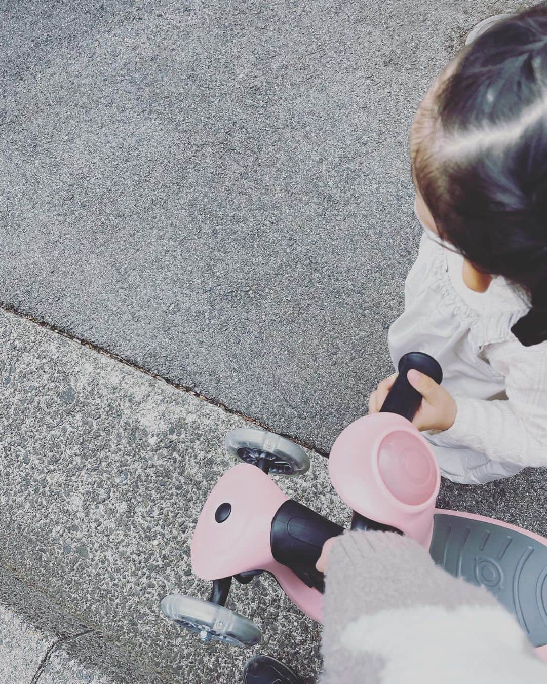 英玲奈のインスタグラム：「危ない場所は、 三輪車から下りるのがお約束。  片手でベビーカー押してたり荷物持ってたりすると、 三輪車持つと手をつなげないので、 三輪車の片方のハンドルを持ってもらう。 一緒に運んで！とお願いすると離さずずっと持っていてくれる😊  #娘#daughter#2歳3ヶ月#女の子ママ#girlmom#女の子ベビー#girlbaby#親バカ部#毎日が特別#赤ちゃんのいる生活#ていねいな子育て」