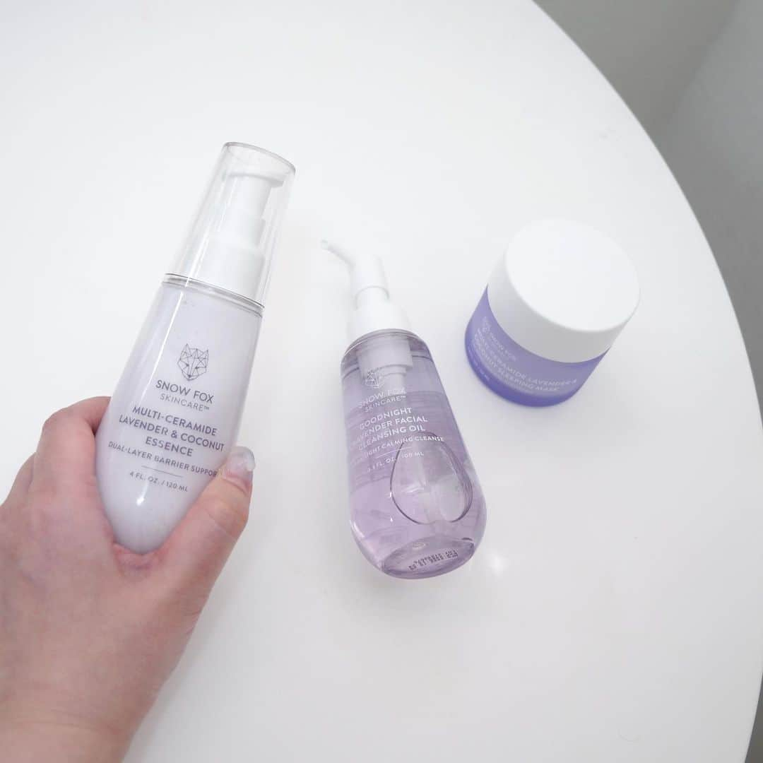 あや猫のインスタグラム：「SNOW FOX SKINCAREから新製品が発売したので、こちら少し前から試させて頂きました😃⁣ ⁣ ⁣ 今回の『フレンチガーデンシリーズ』は、質の高い眠りと美肌の関連性に着目されたオーストラリア産好品質のラベンダーエキスで、アロマテラピー効果とココナッツオイルの高い保湿力で肌を整え、セラミドが角質層に浸透しバリア機能をサポートしてくれるというもの💡⁣ ⁣ ⁣ フェイシャルクレンジングオイルは、⁣ しっかりとした洗浄力に驚き…！⁣ 落ちにくいアイライナーや、マスカラもするんとオフできてスクラワン配合しているので、洗い流したあとのしっとりふんわりした仕上がりに🌱⁣ ⁣ ⁣ ミルキーエッセンスは二層式になっている美容液と乳液が一つなったアイテム。⁣ 使う前にシェイクして混ぜ合わせて使います😶‍🌫️ ⁣ セラミド3種、プロビタミンB6なども入っていて敏感肌の方でも使える処方に。⁣ 肌が敏感な時に使用してもピリつかずマイルドな使用感でした🤝🏻⁣ ⁣ ⁣ そして3月20日発売するスリーピングマスク！⁣ ⁣ 5種類のヴィーガンセラミドと4種類のヒアルロン酸配合のクリームになっていて、ふわふわっとしている不思議なテクスチャーに☁️⁣ クリームなど塗った一番最後に塗る夜用マスクで、全くベタつかず重たくなく夏場でも使えそうなさらりとした使用感がよかった👍🏻💫⁣ 朝までベタつかず肌がすべすべ…😍⁣ ⁣ ⁣ @snowfoxskincarejapan ⁣ ┈┈┈┈┈┈┈┈┈┈┈┈┈┈┈┈┈┈┈┈⁣ #snowfoxskincarejapan #スキンケア #スノーフォックススキンケア #スリーピングマスク #美容液 #クレンジングオイル #」