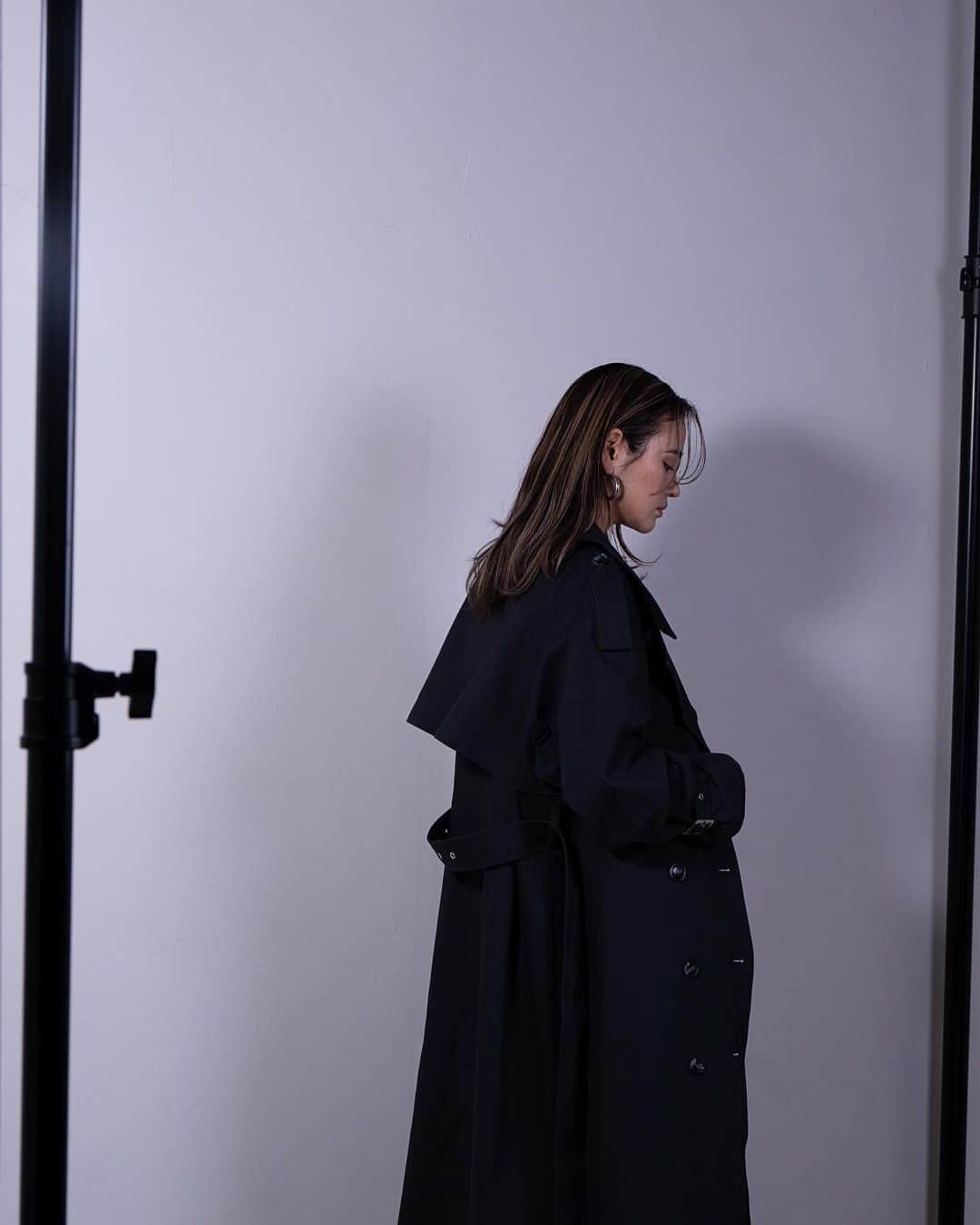 Rika Sasaki JPNのインスタグラム：「coming soon🤍 AEDDYのトレンチコート🧥 3/13 20:00〜予約販売が スタートします🌈 ネイビーとブラウンの2色展開✌🏾 シルエットも綺麗だし、シワになり にくい素材だし、絶妙なブラウンと ネイビーのカラーが可愛いんだよお🥹 お楽しみに🫶🏽  @aeddy.official」