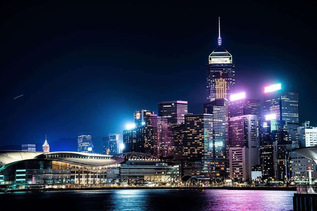 Yota Towatariのインスタグラム：「Hong Kong.  #photo #photooftheday #photography #beautiful #night #building #neon #river #kowloon #hongkong」
