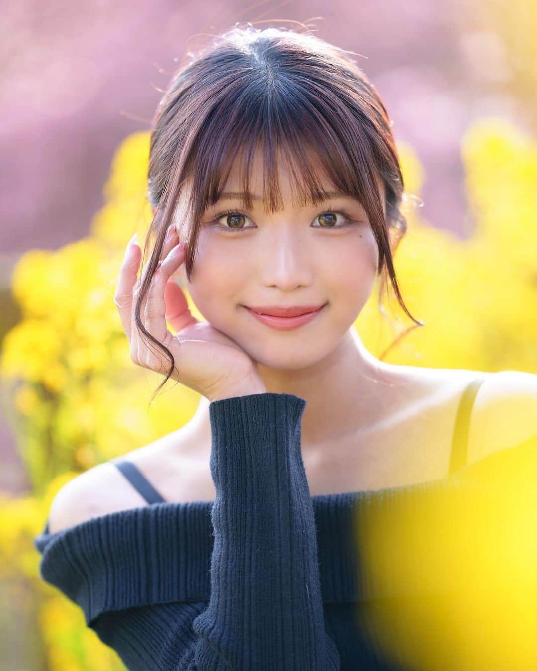 山本ゆうかのインスタグラム：「. 花粉症🐽なんだけど、目が痒いとか鼻水よりも 肌が弱すぎる故に、顔がめちゃくちゃ痒い🤣  . .  #菜の花 #河津桜 #桜 #オフショル #オフショルワンピ #ニットワンピース #骨格ウェーブ #淀水路 #京都桜 #ダブルティント #olens #カラコン着画」