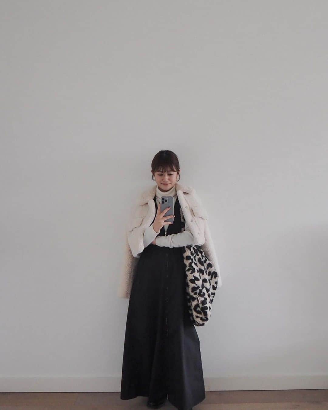 naho_7のインスタグラム：「. 🤍🐆🖤  やっと免許の書き換え行ってきた〜 これで正式に運転できる🚗  市役所の手続き不安やったから念のため 🐄さんに仕事抜けてついてきてもらったけど 従業員適当すぎて私だけでも絶対いけた。笑  ほんまにこの国は良くも悪くもテキトーで好き😌 (と、思うようにしてる。笑)  #dailyfashionideas #casualchicstyle #minimalaesthetics #minimalmoodboard #minimalstyledaily #citylook #igersfashion #zaranewin #今日のふく #153cmコーデ #30代コーデ #海外ガール #シンプルスタイル #オフィスカジュアルコーデ #zaraコーデ」