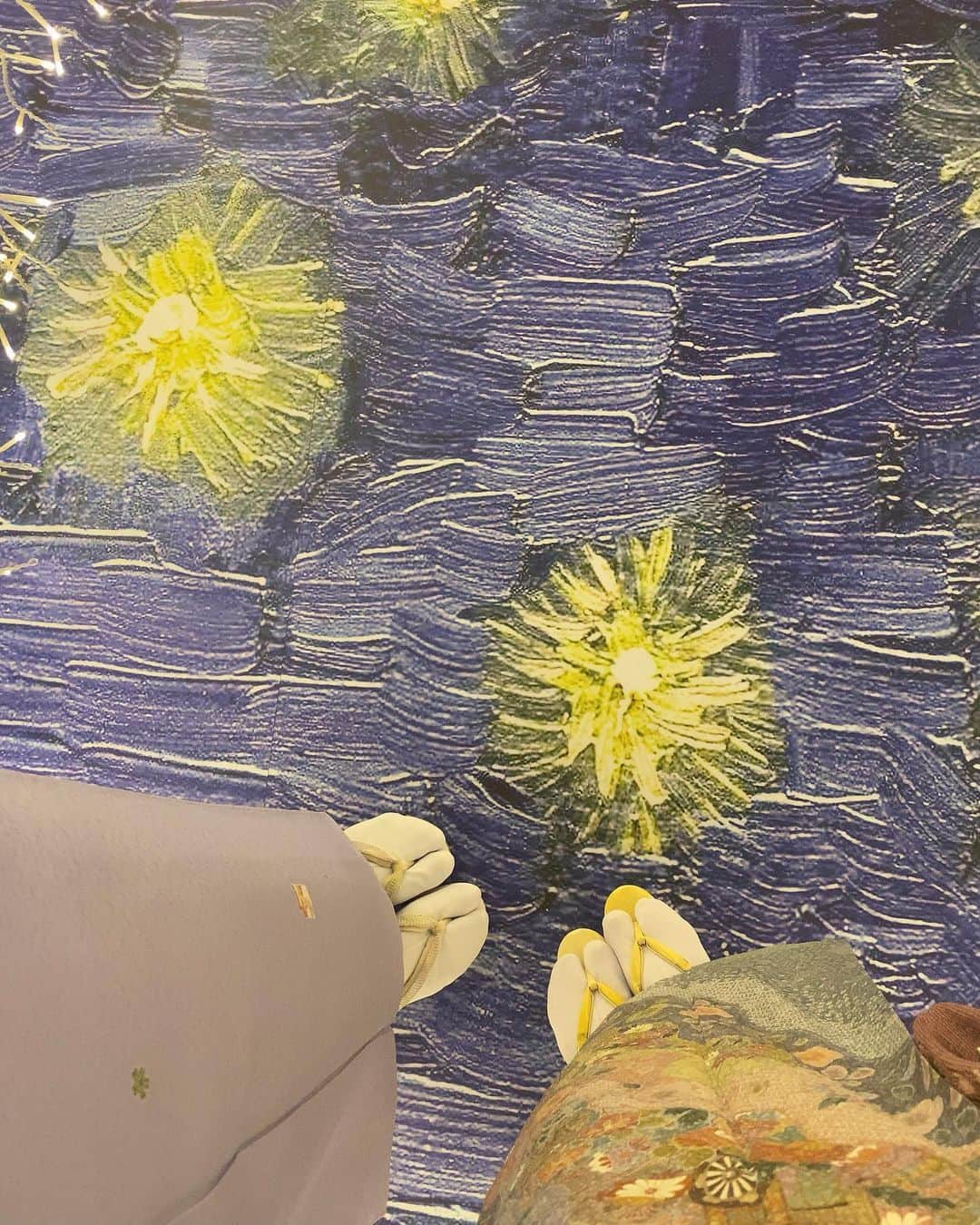 奈々子さんのインスタグラム写真 - (奈々子Instagram)「なるなると先月のお着物会@ゴッホ展🌻 アーモンドの木の枝が好きで、お着物と合いそうだな〜と思い着物で行くことにしたんですが、いざ行ってみると🌻のブルーとぴったりリンクしました♡  なるなるのお着物のブルーも帯もゴッホの世界観とぴったりで…💎 美しい成美ちゃんをたくさん撮影したので動画にまとめました🫶🏻  私はアーモンドの木の枝のスクリーン前で日舞で撮影できたらいいなーなんて思っていましたが、人が多くとても呑気に舞える雰囲気じゃなかった😂  展覧後はANAグランコートにてゴッホ・アライブランチ🍴 メインは🌻に見立てたフォアグラパイ包み、ドリンクとデザートは星月夜をイメージしたもの🌕 これを考案した方のセンス抜群ですよね♡とても綺麗に盛り付けされており感激でした✨  #ゴッホアライブ名古屋展  #着物でお出かけ   ちなみに…着付けは家で済ませてもヘアセットが苦手で、ヘアセットだけ行くのが面倒で😅 この日は着付けの倍の時間かけてなんとか完成した不完全燃焼のアップヘア🫧 簡単にできるセルフ和髪あったら教えてください👘」3月10日 20時28分 - nanako__official