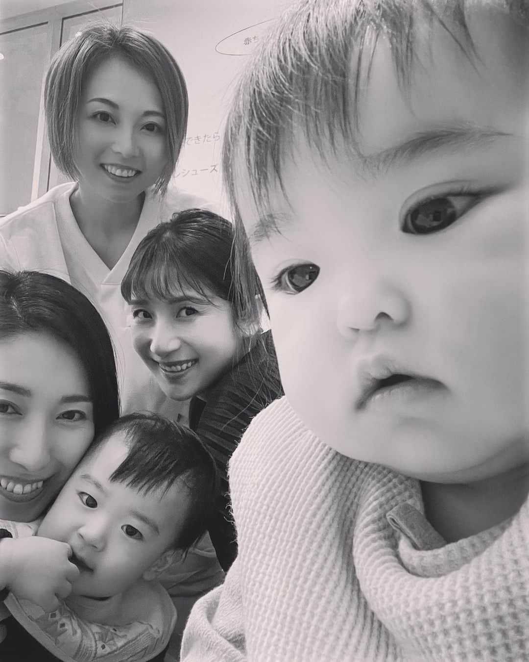 高橋美咲のインスタグラム：「. 羨ましい美肌を惜しげもなくドアップで披露してくれた もんちゃんベビー👶❤️ & 羨ましいくらいスッキリ爽快な目覚めの えみつんベビー👶💙  数ヶ月会わないうちにどんどん大きくなるし 顔も変わっていくのね🫶 . . #ランチ　 #最高の場所見つけた」