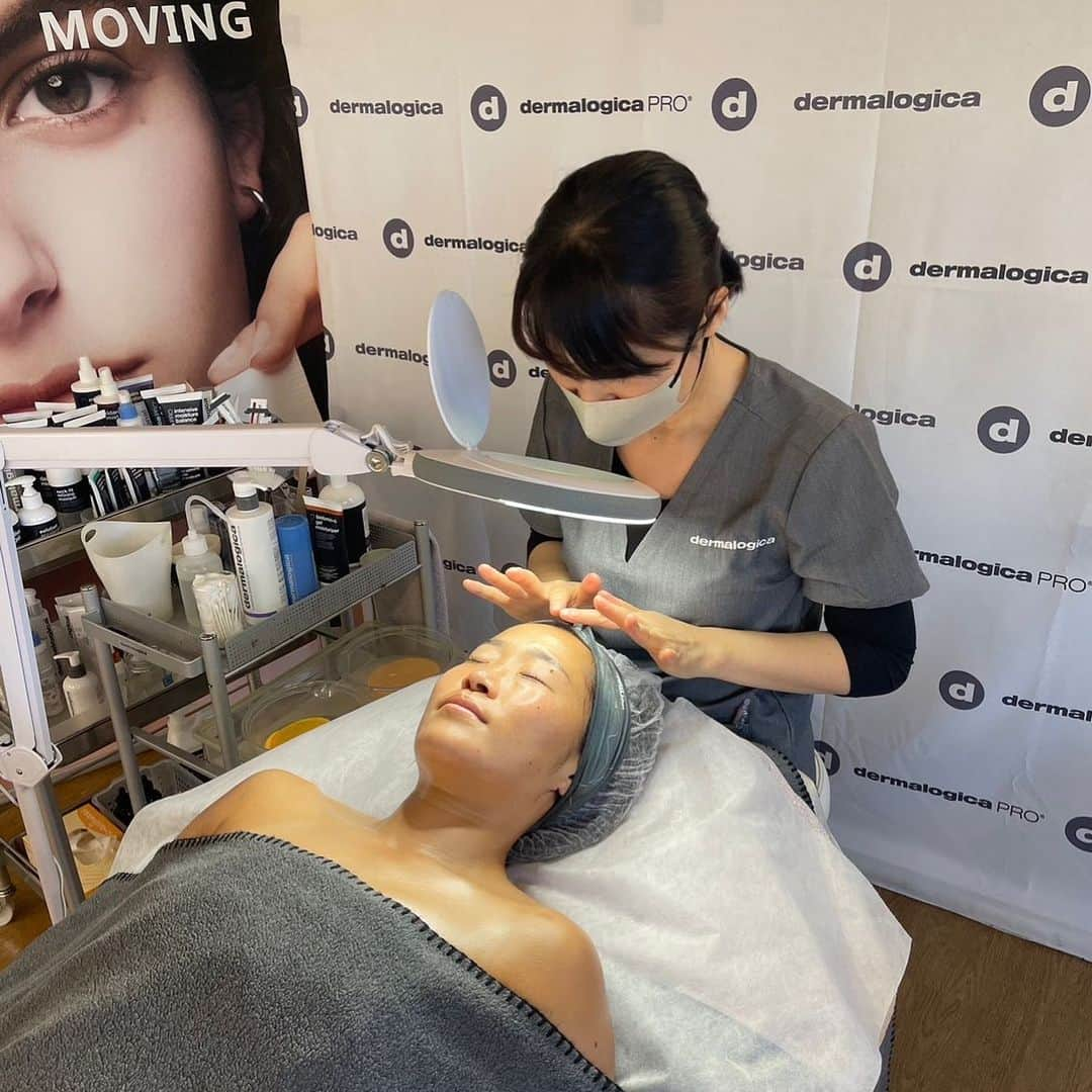 及川栞さんのインスタグラム写真 - (及川栞Instagram)「. Skin care for real life 💆‍♀️ @dermalogicaprojapan  I tried dermalogica treatment. This brand is based on dermatology,  and the idea is to be the skin healthy!!  @dermalogicaprojapan の フェイシャルトリートメントを受けました🤍 ここのブランドは皮膚科学に基づいて、 肌を健康にしていくという考えがコンセプトのブランド。 海外特にヨーロッパではすごく有名で、 私のオランダの元チームメイトもここのスキンケア商品使ってました🫶🏾 肌タイプが、乾燥、水分不足と一言で言っても原因は様々。 その原因をしっかりスキンチェック、お話の中でつきとめ、 個々にあったトリートメントをしてくれます。 トリートメント後の肌のツヤ、保湿力にびっくり😳😳 簡単にトリートメント動画最後に載せてるのでぜひ見てみてください🎥 日本にも店舗がたくさんあるにでダーマロジカで検索してみてください🧏‍♀️  #dermalogica#treatment#proservice#dryskin#glossyskin#moisturize#specialcare#healthy#beauty#strong#athlete#fitness#hockey#international#takarabelmont#estheticsalon#japan#homecare」3月10日 20時32分 - shihori.3