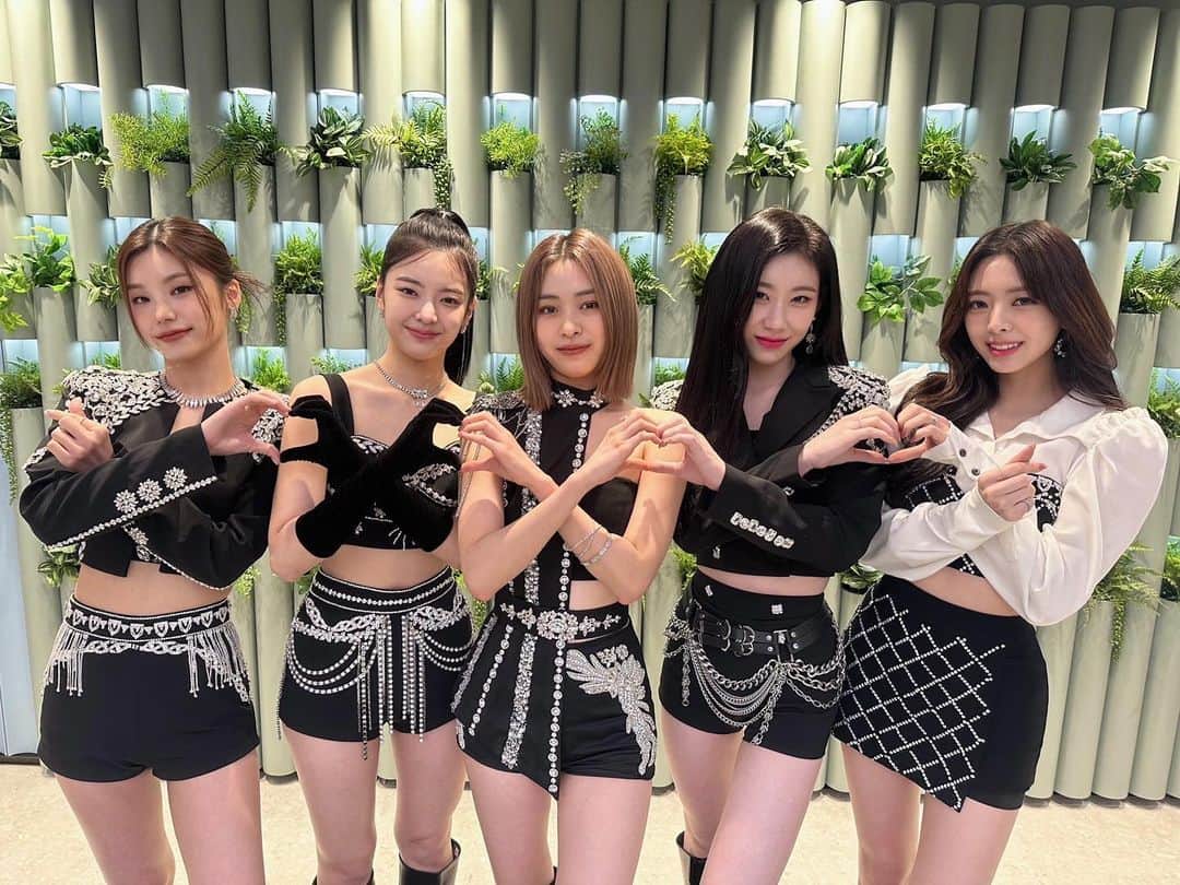 ITZYさんのインスタグラム写真 - (ITZYInstagram)「ITZY THE 1ST WORLD TOUR <CHECKMATE> in #HONGKONG PRESS EVENT  MIDZY 係最好㗎!✨ See you tomorrow at the concert💕  #ITZY #MIDZY @itzy.all.in.us  #ITZY_WORLD_TOUR ✈️」3月10日 20時37分 - itzy.all.in.us