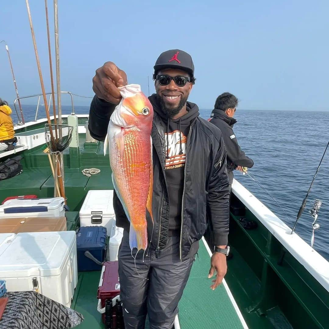 アイラ・ブラウンのインスタグラム：「What a great fishing trip! We had phenomenal weather all day! Didn't get the outcome that we wanted with an abundance of fish, but atleast I caught a fish that I have never caught before! #fisherman #fishing #wakayama #Osaka #bunbun #deep-sea #raybanwayfarer #story #basketball #outdoors #nature」