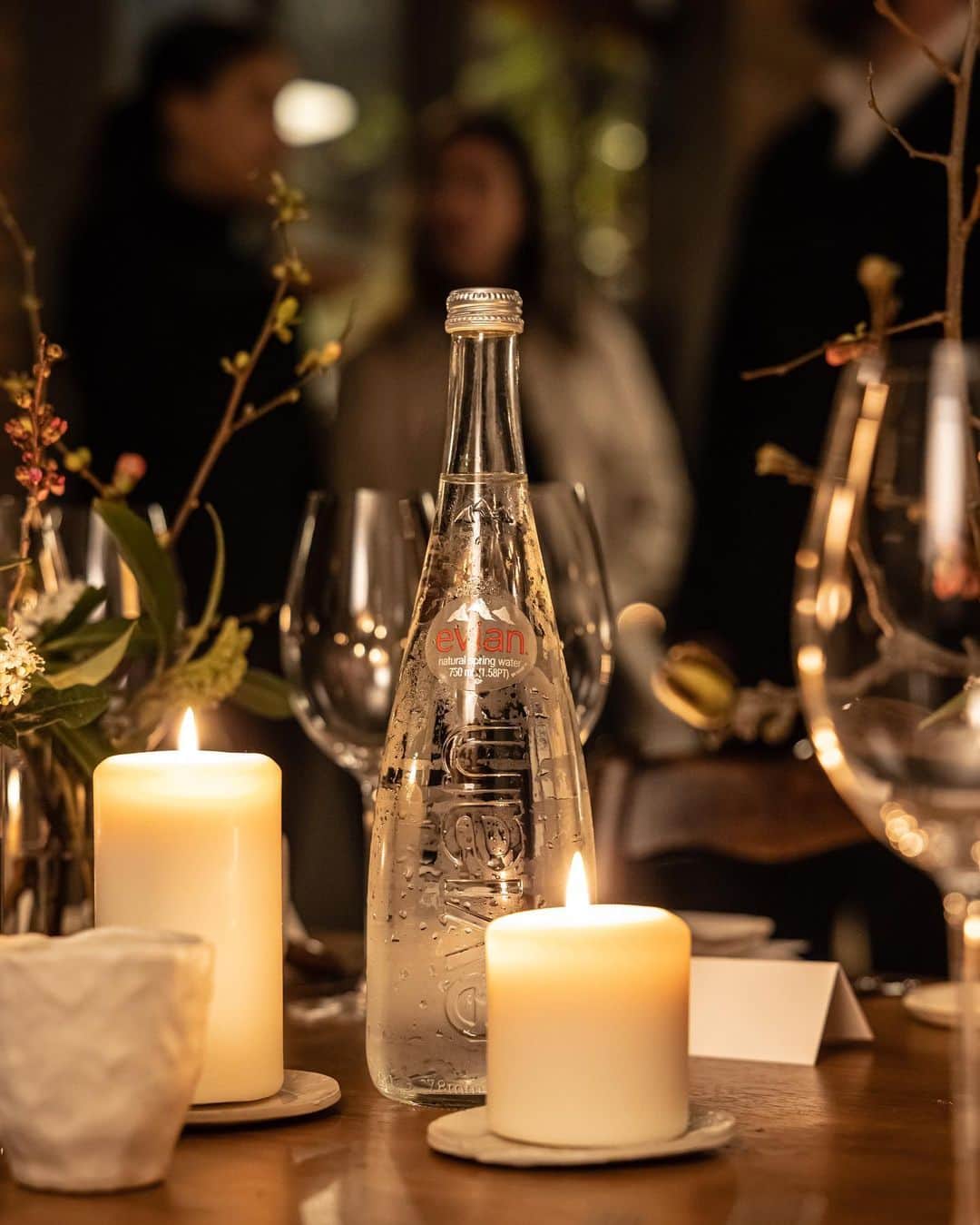 evianのインスタグラム：「This week we took the floor with @we.are.ona to transform a unique space in Paris into an exclusive dining experience 🍽✨  The pop-up featured bio chefs treating special guests to a seven-course menu, natural wine pairings, and of course evian mineral water 💧  It was here we celebrated our joint project: @the.chefs.guide - a bespoke app that assists you in locating chef-approved dining destinations nearby 👩‍🍳   Download the app on the App Store today.  📷: @ilyafoodstories   #TheChefsGuide #evian #Foodie」