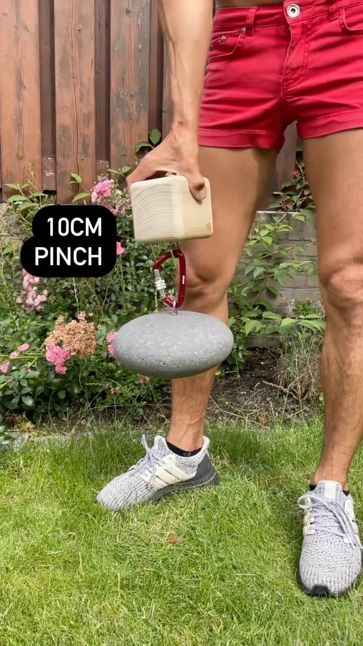 ルスタン・ゲルマノフのインスタグラム：「Can you hold 10cm pinch? 💪   Let’s put our pinch strength to the test!   Tell us if you can hold it! If not, it’s time to start training those pinch muscles.   Remember, having strong pinch grip can make a huge difference in your climbing performance.  Let’s train together and see our pinch strength improve!  This pinch you can get in our webshop, Link in bio 🔗」