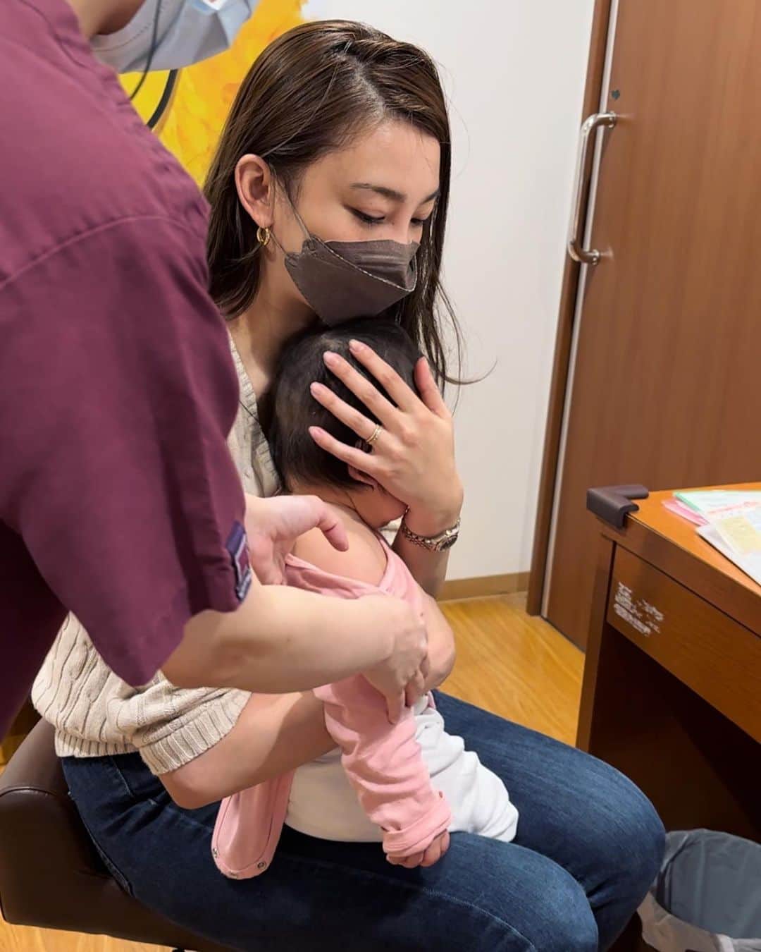 里海のインスタグラム：「可哀想すぎて 私が泣きたかった 予防接種でした…😭  でもアンパンマンと 食パンマンの小さな止血シールが  可愛いし なんだか勲章に見えて １つ大人になったのか😭と 少しプラスに とれるように母は なりました😭」