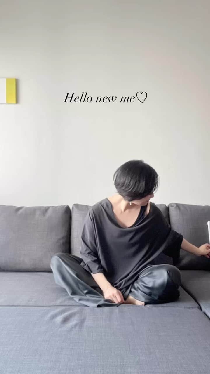 立花麻理のインスタグラム：「♥️ Hello new me♥️  ・  41年間の生き方の癖を  考え方の癖を  勇気を持って脱ぎ捨てて  新しい自分に生まれ変わる🐣  何かができるから素晴らしい人間ではなく  子どもも大人も  あなたも私も  存在だけで素晴らしくて  素敵でかけがえがないということ✨  私が言ってもらいたかった言葉を  息子と自分に  毎日シャワーのように浴びせて🚿🫧  新しい1日を 一歩ずつ👣  息子も私も髪の毛をバッサリ✂︎  『神の氣』を整えて  自分自身がスーッと整うのをしっかり感じて🕊️  自分を大切にして  自分の大切な人を大切に生きる  まずは自分と  その鏡の息子🪞  #selflove #newme #meditate  #瞑想 #新しい自分 #生まれ変わる #自分を愛する #神の氣を整える #365日真珠」
