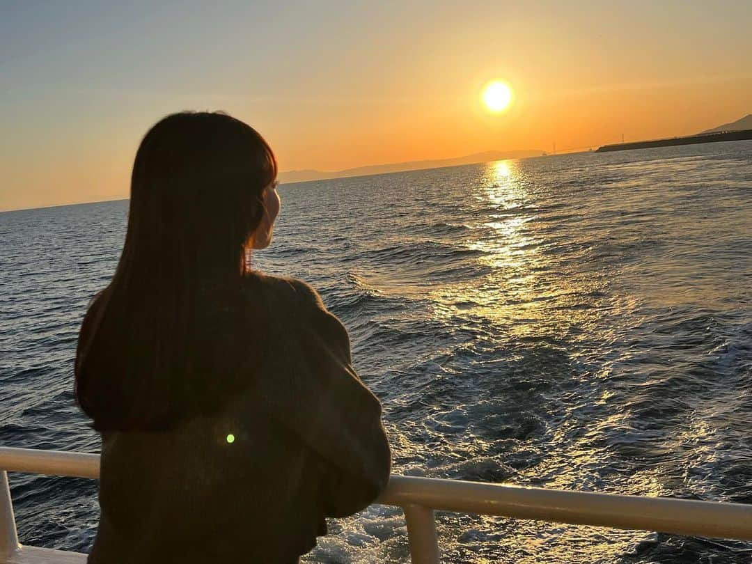 よねいはるかさんのインスタグラム写真 - (よねいはるかInstagram)「CRUISING in KOBE 🛳💙 . 今回乗船したのは、 “ boh boh KOBE ”  兵庫出身なので神戸の街並みが久しぶりに見れて嬉しかったなぁ☺️  見た目も船内もとってもキュートな船で 終始テンションが上がりました♡ お洒落なフードやドリンクメニューが 神戸港を眺めながら楽しめるのも素敵でした.. ✨  神戸空港に離発着する飛行機が間近で見られるなんて 飛行機好きな私にはとても贅沢すぎました。🥹🛩 (動画もしっかり撮りました、是非ご覧あれ🎥)  神戸では珍しいワンちゃんと乗船できる船🐶 友達や、家族、大切な人と思い出づくりに. ♡  なんとなんと、、！ ✔︎1,800円(60分クルーズ)が800円で乗れちゃう （先着1000名限定、3/26(日)まで） ✔︎LINE公式アカウント「神戸港遊覧船」で1,000円OFFクーポンを配信中！  詳しくはCRUISE KOBE ,HPを是非チェックしてみてね💛  #CRUISEKOBE #神戸港遊覧船 #bohbohKOBE #ボーボー神戸 #LINEクーポン #遊覧船 #神戸観光 #神戸港 #ハーバーランド #メリケンパーク #bekobe #PR」3月10日 20時48分 - rabbit____2