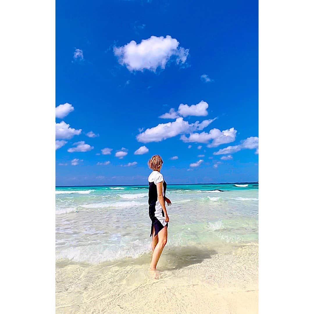 Licoのインスタグラム：「#宮古島 の#海 は 冷たかったです🥹笑 今度はお金を貯めて 自分のお金で行きたいなぁーって思いました😌❤️ … 今回は会社からの招待旅行ということで 無料で行かせていただいて FDに関わっていなかったら こんなに旅行することもなかったし 飛行機に乗ることもなかったなぁーと思いました✈️ … 今回は3泊4日の旅で 2泊は宮古島で過ごし 最後の1泊は#那覇 で過ごすというプランで 沖縄をまるっと楽しむことが出来ました🤣✨ … 今度の投稿では 泊まったホテルについても紹介したいなぁーと思うので 是非楽しみにしててください❤️ … #宮古島 #海 #沖縄 #那覇 #沖縄旅行」