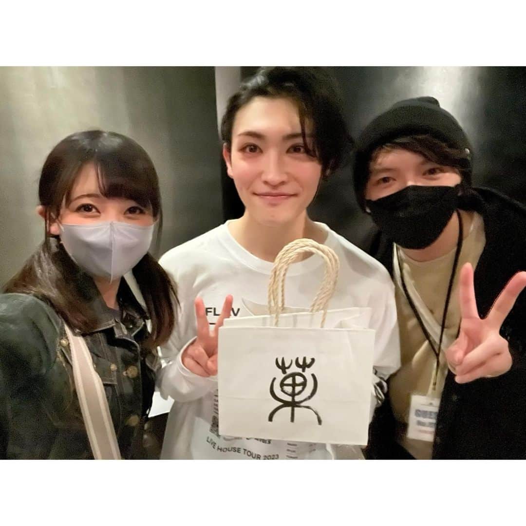 熊谷彩春のインスタグラム：「一昨日は、たっつんとGENICのライブへ📣   GENICの皆さんのかっこいい歌とダンス、そして和やかなトーク。 楽しすぎてあっという間でした🎶 　 そして、ステージの上で歌い踊る、我らがあっちゃん。 最強に眩しかったです✨ 三上くんとはまた違う、新鮮なあっちゃんが見れて終始わくわくでした☺️ 　 引き続き、ツアーがんばってね🔥 　 #Flavors_2023」