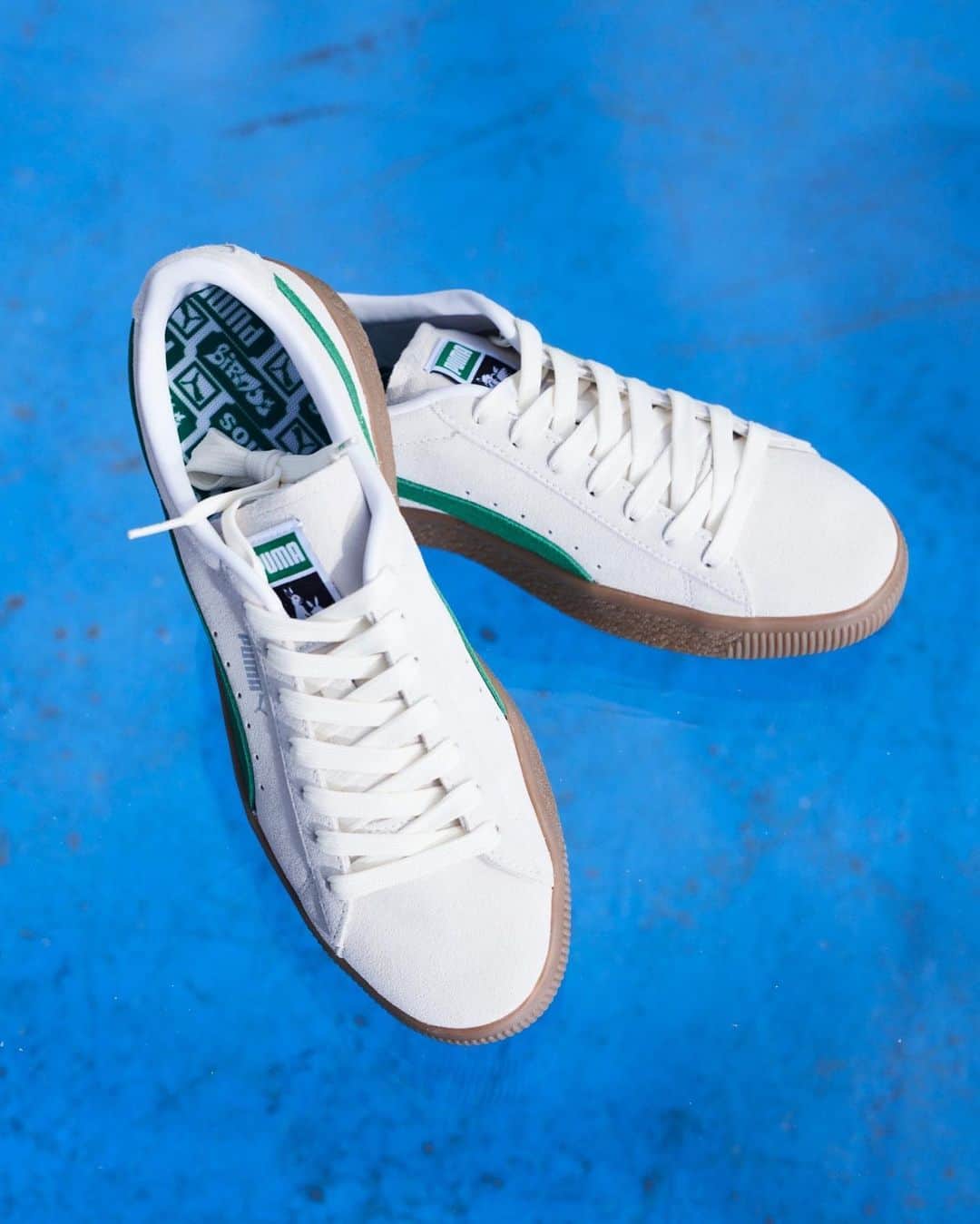#FR2さんのインスタグラム写真 - (#FR2Instagram)「Based on PUMA SUEDE, which has been popular in various cultures for more than 50 years since the prototype PUMA CRACK in 1968, a three-party collaborative bespoke production by BIRDOG, #FR2, and atmos is being realized.  Although this SUEDE has a triple name, this product has a simple production design. It has a beige base and a foam strip with a bright green color, and characters for BIRDOG and FR2 are placed in parallel with the PUMA LOGO on the tongue part on the left and right. A design with the shop URL has been placed on the heel side to make it eye-catching. "BIRDOG," "FR2," and "atmos" are printed on the shoelace tips to show the difference between the left and right shoelaces. In addition, the insole has a special specification with the CAT LOGO, #FR2, and BIRDOG script logos lined up.  The main visual is the popular YouTuber Comdot. BIRDOG, who advocates "making the clothes we want to wear, while also breaking the common sense of the apparel industry," and they, who produced BIRDOG and lead the youths of Japan at the forefront, are YouTubers who are attracting the most attention in the street scene.  This product will be on sale at #FR2 stores from Saturday, March 18th, 2023.  ■Release details #FR2 ONLINE STORE March 18th (Sat), 2023, 12:00 AM JST  #FR2 directly managed store March 18th (Sat), 2023 OPEN *Purchase restrictions may be set for sales at stores.  "PUMA SUEDE VTG ATMOS BIRDOG FR2"  1968年に原型となるPUMA CRACKが登場して以後、50年以上にわたって様々なカルチャーにおいて人気を博しているPUMA SUEDEをベースに、「BIRDOG」、「#FR2」、「atmos」による3者共同製作の別注が実現。 トリプルネームのSUEDEながらもシンプルに製作デザインされた今作は、ベージュをベースにフォームストリップに鮮やかなグリーンを組み合わせており、シュータン部には左右でBIRDOG,FR2のキャラクターをPUMA LOGOと並列。ヒールサイドにはショップURLを入れたデザインを配置し目を惹きつけられる仕様に。 シューレースチップには「BIRDOG」「FR2」「atmos」と左右のシューレースで違いを魅せ印字。 さらに、インソールにはCAT LOGO、#FR2、BIRDOGのスクリプトロゴが並んだ特別仕様となっております。 メインビジュアルには大人気YouTuberである「コムドット」を起用。 「自分たちが着たい服を造る、ついでにアパレル業界の常識をぶっ壊す」と掲げるBIRDOG、そしてBIRDOGをプロデュースし日本の若者を最先端で引っ張る彼らはストリートシーンにおいても最も注目されるYouTuberである。 本商品は2023年3月18日(土)より#FR2 各店での発売になります。  ■発売詳細 #FR2 ONLINE STORE 2023/3/18（土） 0時〜  #FR2直営店 2023/3/18（土） OPEN ※店舗での販売は購入制限を設ける場合があります。  We ship worldwide.  #FR2#fxxkingrabbits#頭狂色情兎#puma#pumasuede#birdog#atmos#puma#pumasuede」3月10日 20時54分 - fxxkingrabbits