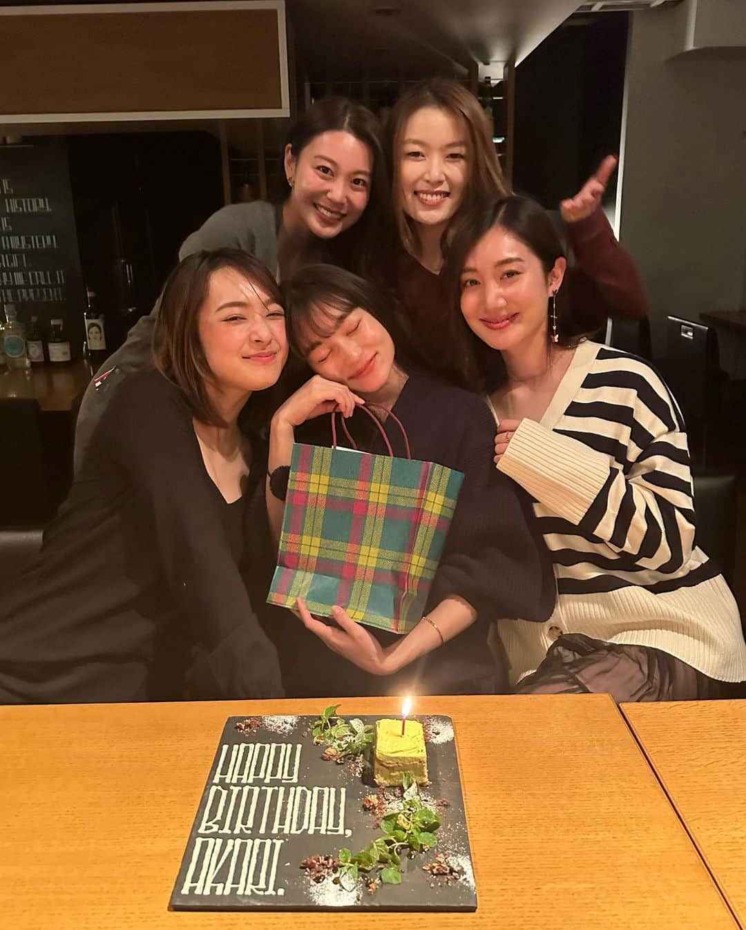 阿部朱梨のインスタグラム：「いつものかわいこちゃん達が フライングおめでとうしてくれて ハッピーだった日🥹💖  大好きな @cujorl さんで オオイシさんも可愛いプレートありがと🥹💖」