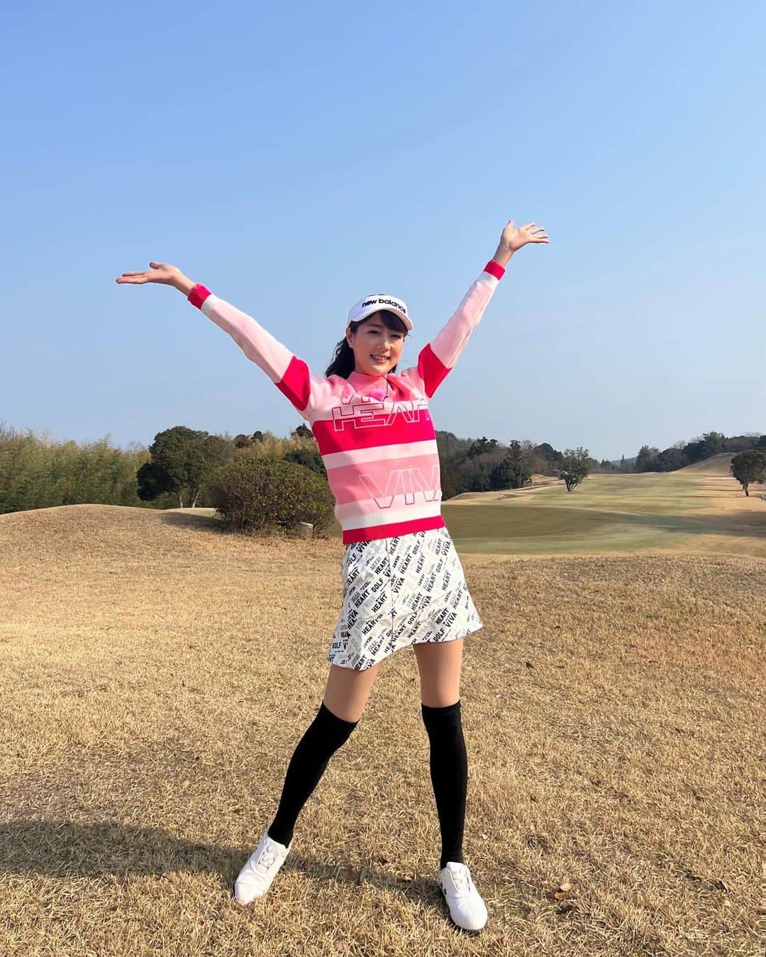 佐々木もよこさんのインスタグラム写真 - (佐々木もよこInstagram)「ゴルフ⭐︎パラダイスのロケで島根県#浜田ゴルフリンクス に行ってきました！😊⛳️  ここでの撮影は二度目。 ゴルフ場でたくさんの方に明るく声をかけていただいて嬉しかった〜🥰  浜田もごはんが全部本当においしい🥹まる姫ポーク…🤤💕  今回も松澤プロ(@chikoprogolf )にポイントレッスンをたくさん教わり、ためになる検証もたくさんあり、O.Aされるのが楽しみです🥰✨  そしてなんと！今回はご褒美として#島根海洋館アクアス に遊びに行かせていただきました🥹💕💕  ねえ、、みて、、おりこうさんのシロイルカちゃんたちを…🐬  5mくらいある大きな親子のイルカ、2頭ともとってもいい子で😭 ダイバーのお姉さんの言うことをちゃんと聞いて、バブルリングを連続で10回も出してます😭😭😭  かわいくっておりこうさんで愛おしくて、わたし、イルカショーどこでみても毎回大号泣してしまいます😭  同じようになる方いらっしゃいますか？  はあ。シロイルカちゃんもお魚もダイバーのお姉さんもみんな頑張ってる！わたしたちも頑張ろう🥹✌️❤️  ゴルネットワークでは毎週水曜よる23:00〜全国で観れます📺✨  他にはない、新感覚ゴルフバラエティ、『ゴルフ★パラダイス』ぜひ観てね〜🧡  #ゴルパラ#ゴルフパラダイス#ゴルフ#ゴルフ女子#ゴルフ初心者 #vivaheart#ゴルフウェア#ゴルフウェアレディース」3月10日 20時59分 - moyoko_atom