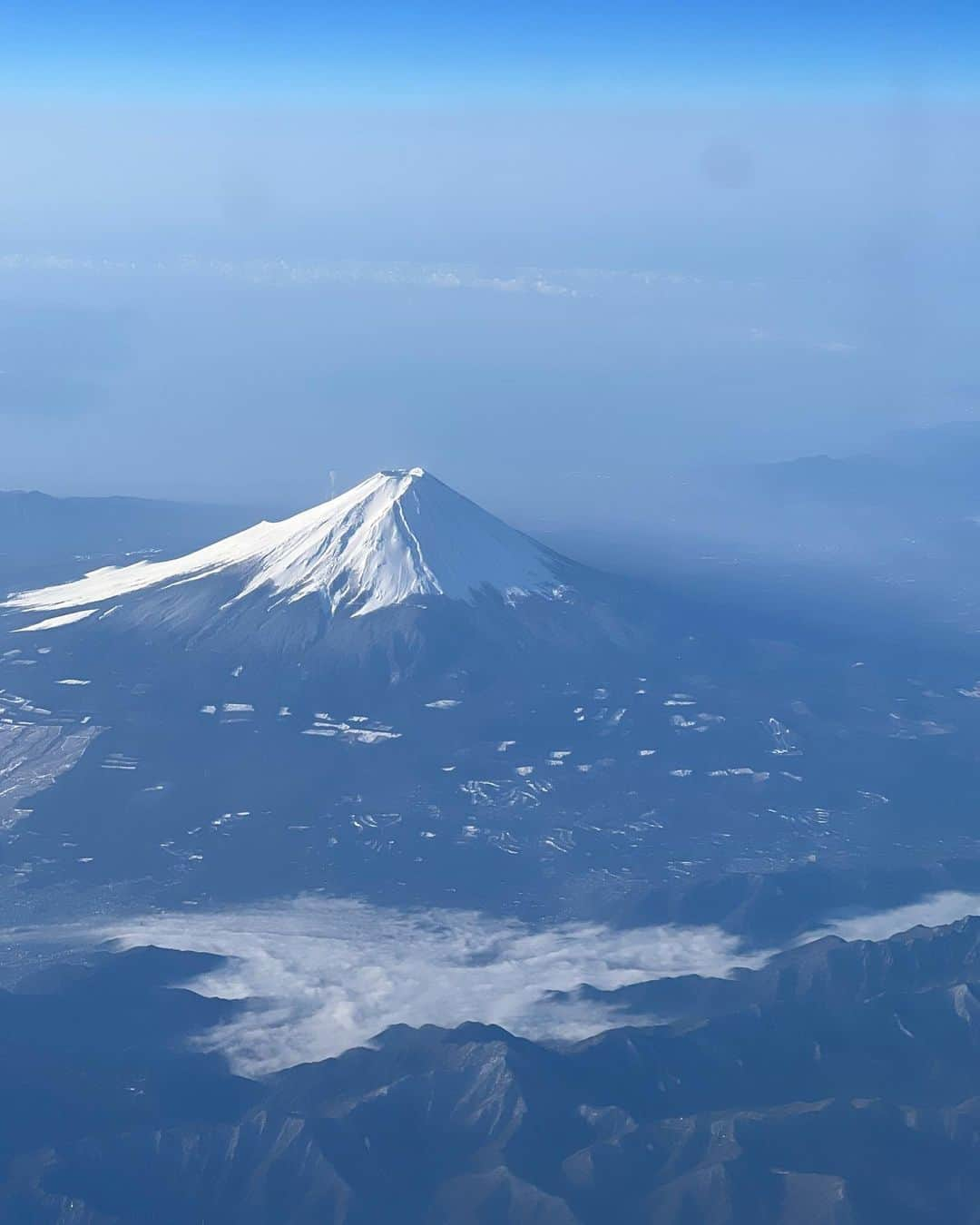 佐々木もよこさんのインスタグラム写真 - (佐々木もよこInstagram)「ゴルフ⭐︎パラダイスのロケで島根県#浜田ゴルフリンクス に行ってきました！😊⛳️  ここでの撮影は二度目。 ゴルフ場でたくさんの方に明るく声をかけていただいて嬉しかった〜🥰  浜田もごはんが全部本当においしい🥹まる姫ポーク…🤤💕  今回も松澤プロ(@chikoprogolf )にポイントレッスンをたくさん教わり、ためになる検証もたくさんあり、O.Aされるのが楽しみです🥰✨  そしてなんと！今回はご褒美として#島根海洋館アクアス に遊びに行かせていただきました🥹💕💕  ねえ、、みて、、おりこうさんのシロイルカちゃんたちを…🐬  5mくらいある大きな親子のイルカ、2頭ともとってもいい子で😭 ダイバーのお姉さんの言うことをちゃんと聞いて、バブルリングを連続で10回も出してます😭😭😭  かわいくっておりこうさんで愛おしくて、わたし、イルカショーどこでみても毎回大号泣してしまいます😭  同じようになる方いらっしゃいますか？  はあ。シロイルカちゃんもお魚もダイバーのお姉さんもみんな頑張ってる！わたしたちも頑張ろう🥹✌️❤️  ゴルネットワークでは毎週水曜よる23:00〜全国で観れます📺✨  他にはない、新感覚ゴルフバラエティ、『ゴルフ★パラダイス』ぜひ観てね〜🧡  #ゴルパラ#ゴルフパラダイス#ゴルフ#ゴルフ女子#ゴルフ初心者 #vivaheart#ゴルフウェア#ゴルフウェアレディース」3月10日 20時59分 - moyoko_atom