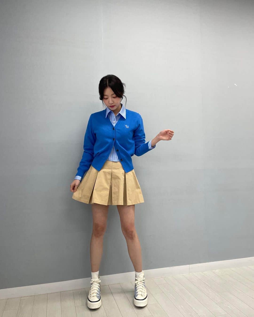 ヘインのインスタグラム：「💙🤍🤎」