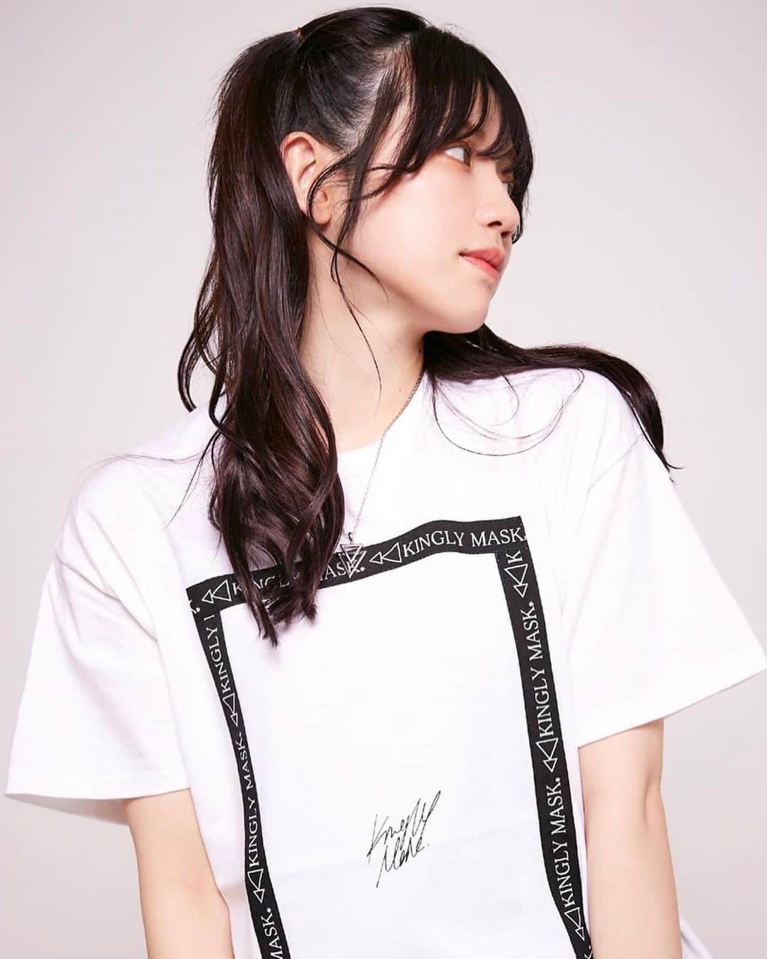 早見紗英のインスタグラム：「早見紗英 × KINGLYMASK  2023 Summer Collection  Special LookBook 公開されました😊✨  可愛いデザインのTシャツがいっぱい🫶 薄手の羽織もとってもかわいいよー！！ぜひぜひチェックしてね💕  https://gigaplus.makeshop.jp/kinglymask/Category/hayami2303/sp.html  #kinglymask」