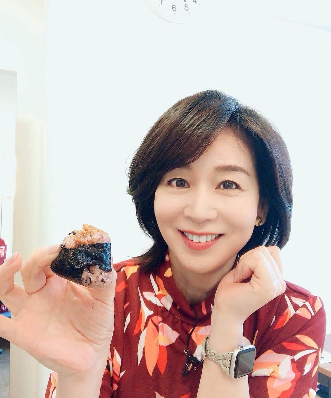 のインスタグラム：「先週のアップ♪の衣装は赤✖️花柄のワンピースでした😊 差し入れに黒米の天むすをいただきました！ もちもちして美味しかった💕 福岡へ飛んだら、富士さまがバッチリ見えました✨ 空からもめちゃめちゃ凛々しくてカッコいい😍 #アップ#地雷屋#富士さま#伊藤聡子」