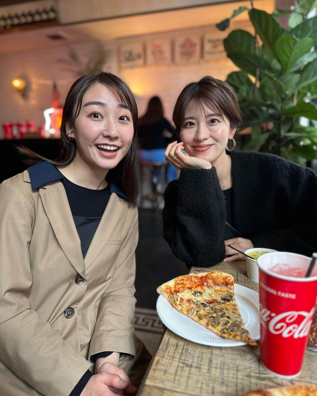 郡司恭子さんのインスタグラム写真 - (郡司恭子Instagram)「* 👉👉👉 凛ちゃんと🍕！ @sugihara_rin   大きなピザとスープをぺろり☺️  これ食べたの夕方なのですが 最近おやつを食べないと夜まで持たない…🥹💔  凛ちゃんは しっかり者で、仕事が早くて えくぼがかわいい…🤍 いつもありがと！  #🍕 #ピザ #👭  #仕事帰り #おやつ #カフェ #カフェ巡り #カフェ好きな人と繋がりたい  #日本テレビ #日本テレビアナウンサー #アナウンサー #杉原凛 #郡司恭子」3月10日 21時17分 - kyoko_gunji