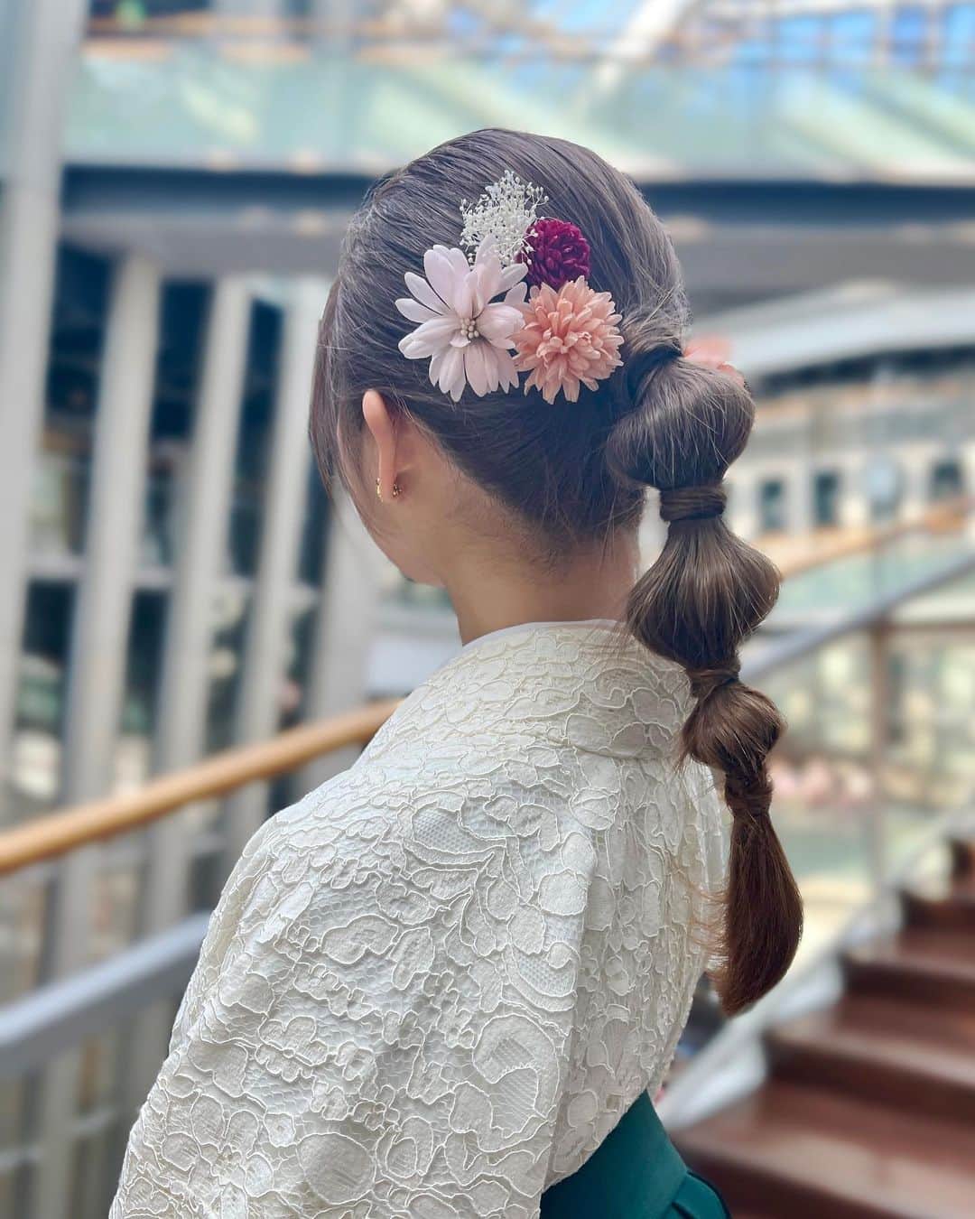 小林萌花のインスタグラム：「💐💐💐  本日、音楽大学を卒業しました！🎉  袴はメンバーカラーの緑色を選びました💚 ヘアアレンジは玉ねぎヘア🧅  詳しいことはブログに書くのでぜひ見てください！ ブログのURLはプロフィールにあります🎹  #小林萌花#ほのぴ#ほのピアノ #大学卒業#袴#グリーン#玉ねぎヘア#音大生」