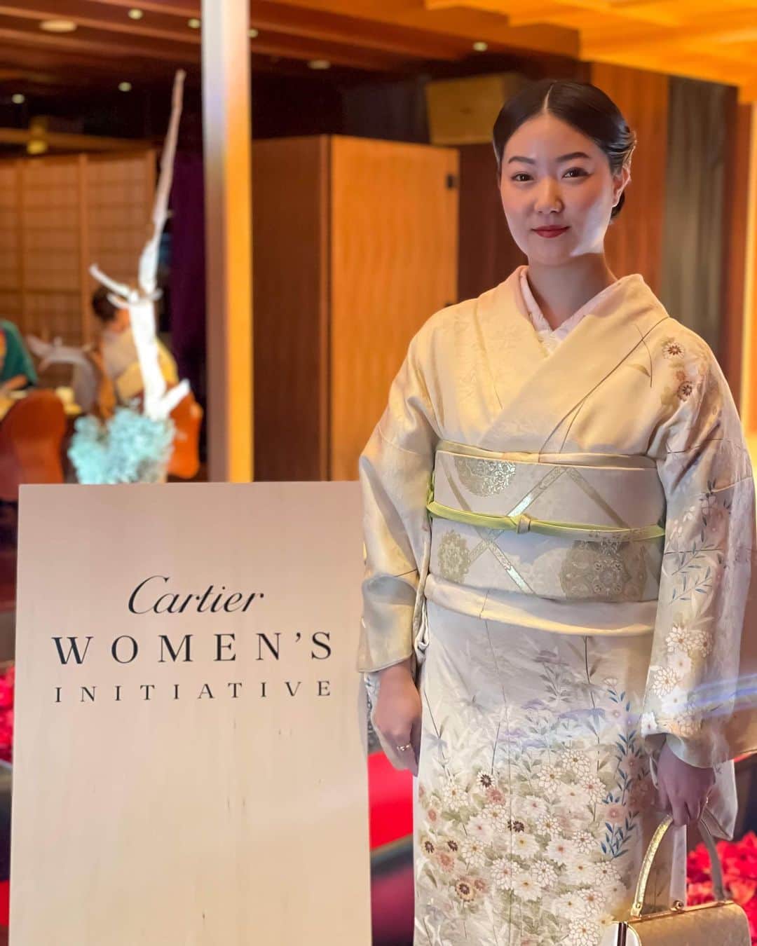 石井リナのインスタグラム：「カルティエが女性起業家をサポートする「Cartie Women's initiative」のディナーに招待いただき少し前に伺ってきました。  カルティエは、Women's initiativeのプロジェクトを通して、世界の62カ国250人以上の女性起業家の支援をしてきたそう。  今回のディナーでは、医療からインフラ、toBビジネス、メンタルヘルス、アパレルなど業界問わず様々な女性起業家、経営者が30人集まり、本当に刺激的でパワフルな夜でした。  食事のほかに能も見せていただくということで、ドレスコードは着物👘  なかなか着物を着る機会も少ないので、着物が着れたことも嬉しかった。  そして、私にとってカルティエは思い入れのある大切なブランドのひとつ。  結婚指輪がカルティエだということもそうだけど、日常生活で毎日のようにつけているトリニティは、  婚約指輪をいらないと言った私に対して、（不憫に思ったのか？）好きなものを買っていいよとお義母さんが言ってくださり、私がお願いしたのがトリニティでした。  40代50代ときっと年を重ねても、美しく見せてくれるだろうし、どんな洋服にも合わせられる、毎日つけている定番のアイテムです💐  カルティエの皆さま、素敵な機会をありがとうございました！」