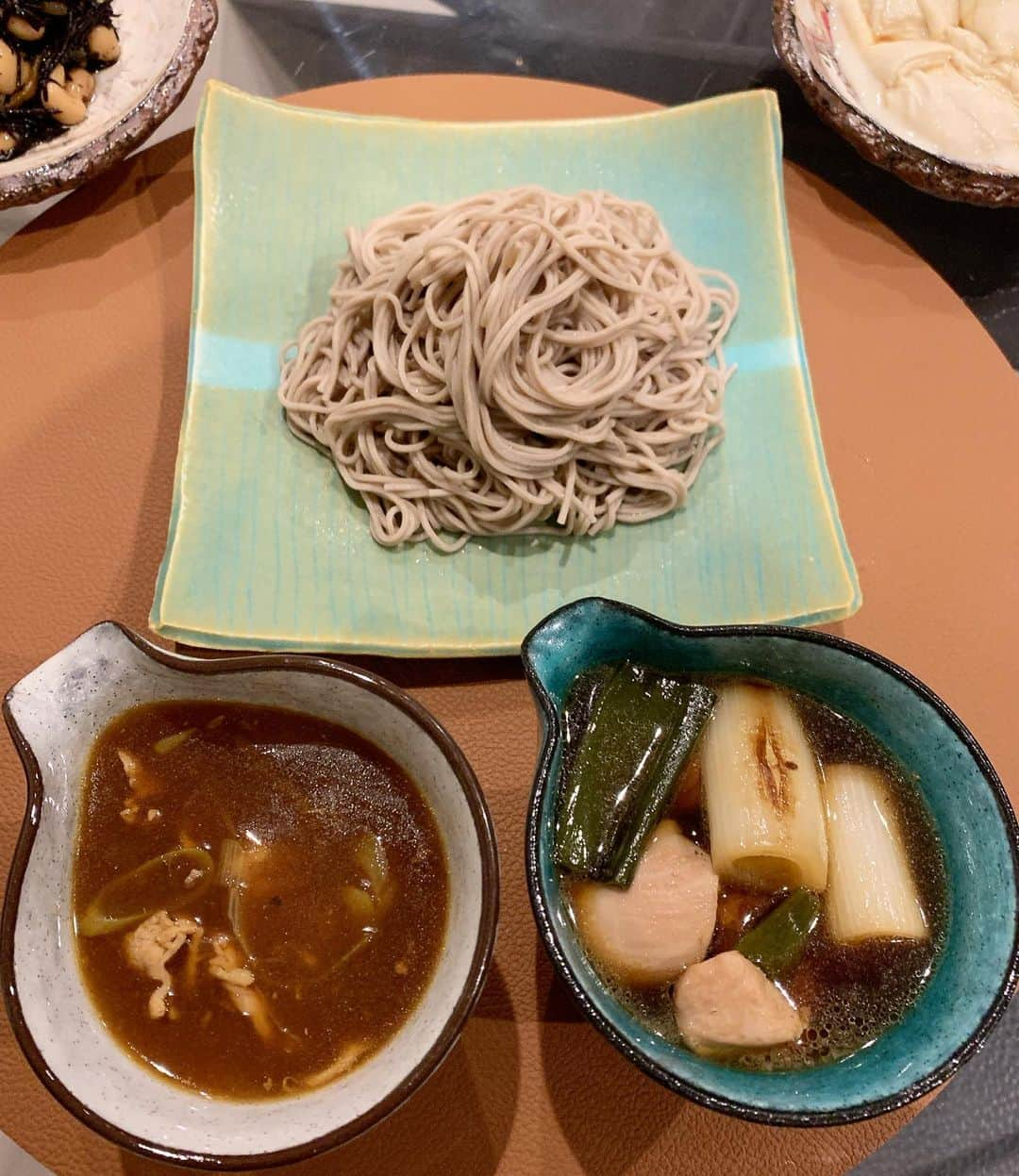 加藤綾子のインスタグラム：「* 今夜はお蕎麦に🥢  鶏肉で鴨せいろ風のものと カレー南蛮風のつけ汁の2種類 作りました🙆‍♀  皆さんは何食べましたか？🍚  #お家ご飯」