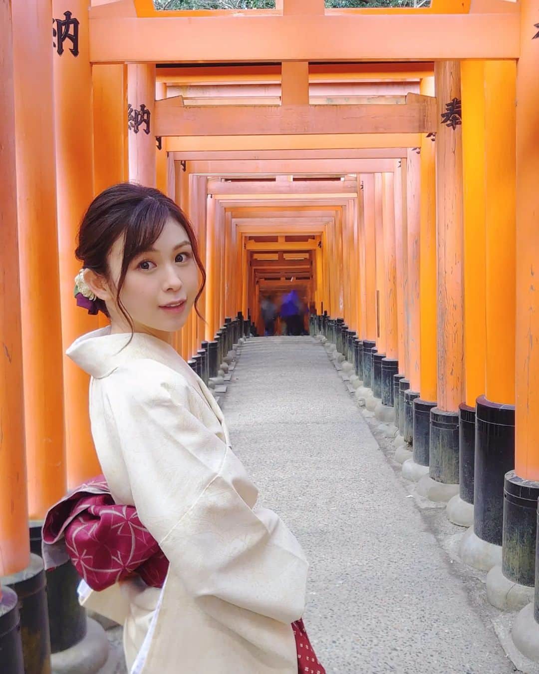 清水優美のインスタグラム：「🤍 　 kyoto. 　 #kimono #kimonostyle #japan #kyoto #model #japanphoto #japantravel #travel #photo #着物 #きものコーディネート #京都 #大人着物 #大人着物コーデ #伏見稲荷大社 #モデル #기모노 #여행」