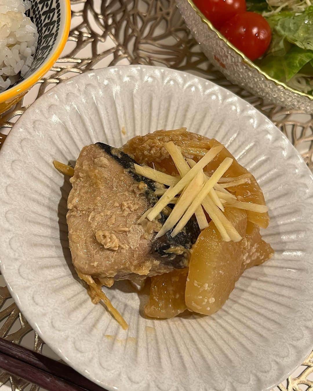 早川聖来さんのインスタグラム写真 - (早川聖来Instagram)「ぶり大根を作ってみました🐟  🍳ブリ大根 醤油麹を使っているので砂糖を使わなくても麹の自然な甘みですごく美味しくできました。  🍳ごはん→炊飯器ではなくお鍋で炊くのにハマっています。おこげが美味しかったです。  🍳ブロッコリーの副菜→鰹節と醤油麹、胡麻で味付けしました。作り置きしています！  🍳焼き魚→ブリだけでは飽き足らずカレイを焼きました。魚久さんのお魚が大好きなのでたまにご褒美で食べます✨  🍳味噌汁→豆乳のお味噌汁にしました。  #乃木坂46 #早川聖来 #seiragram #せらずきっちん」3月10日 21時16分 - hayakawa.seira.official