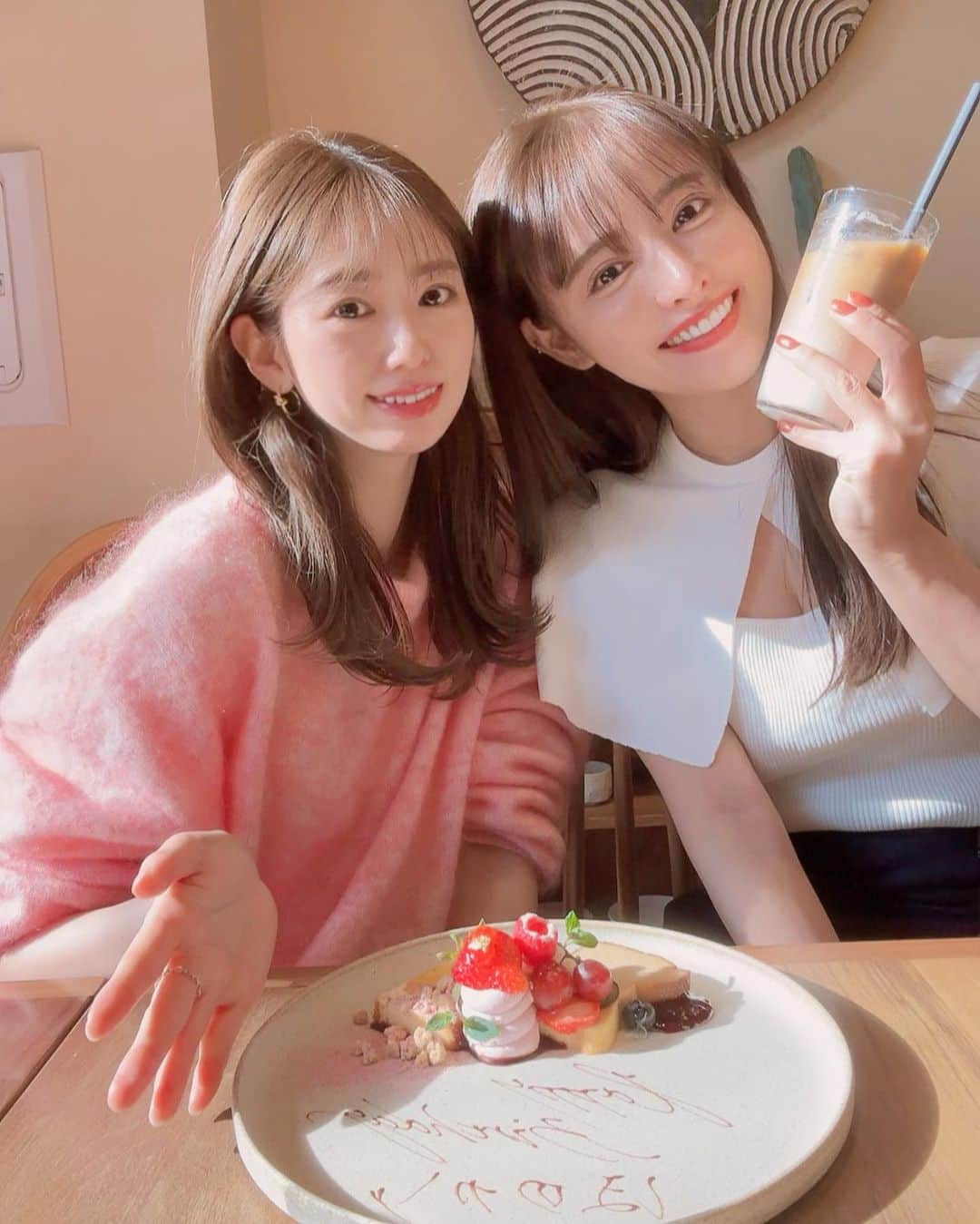 ririのインスタグラム：「🎶Happy Happy Happy🎶 Birthday @honoka_kada 🎂🧸 ほのぼのランチ🍴からの サプライズケーキ🍰大成功☺️🍀 可愛いカフェに 可愛いほのかに 可愛い大渋滞🚗🚌🚛🚙🚐🚚  またゆっくりLUNCH🍽しよね💓 素敵な1年にしてね☺️🌈 おめでとう🎊🎂💖  #love #birthday #誕生日」