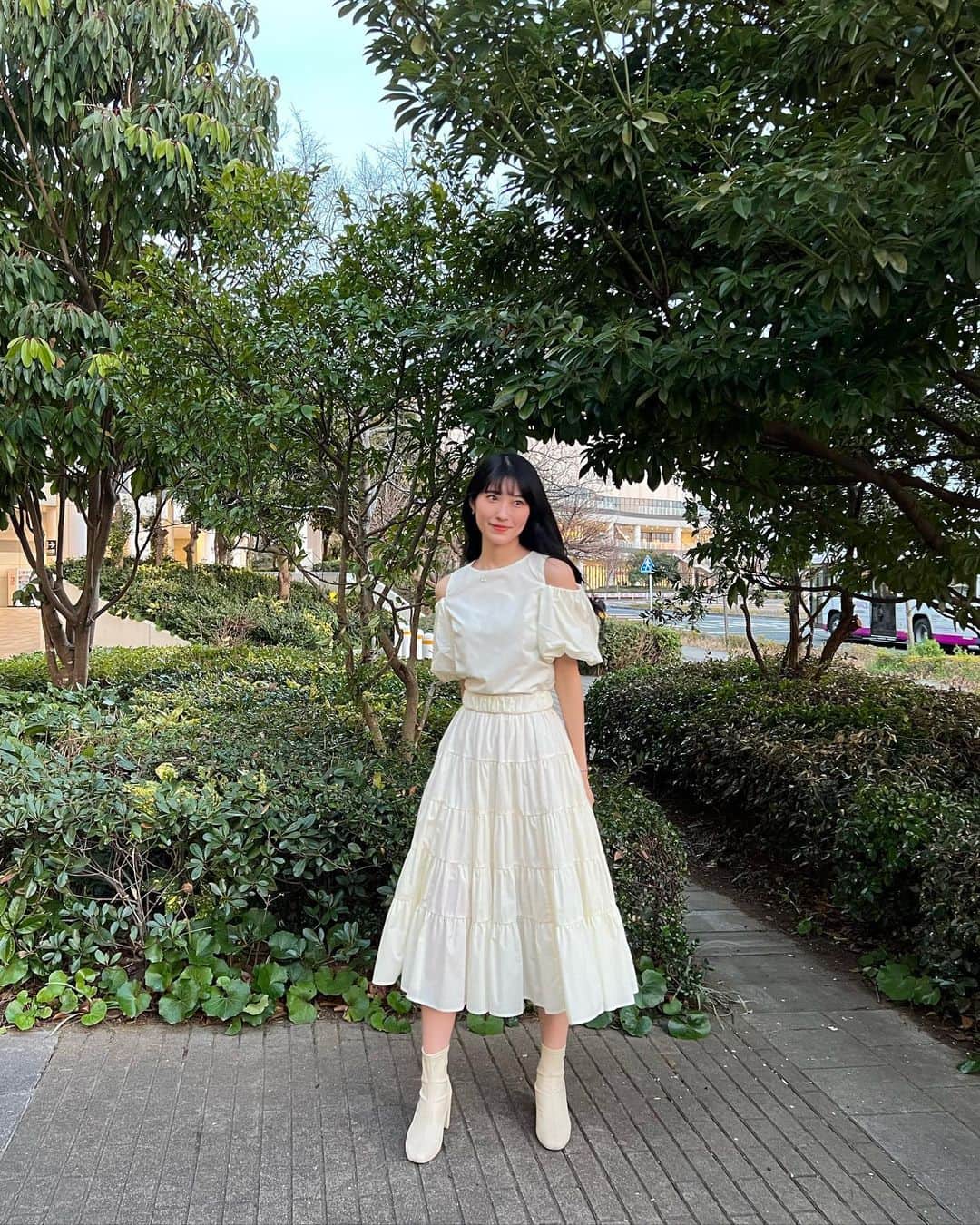 小山莉奈のインスタグラム：「@admore_official ☁🫧🤍 スカートのボリューム感が可愛いワンピース🐩🍒 暖かくなってきたから、たくさん着たいな〜🌸 . #admore #アドモア #오오티디 #오오티디룩 #오오티디패션 #패션 #패션스타그램 #패션코디 #데이리룩 #카페 #카페스타그램 #일상 #일상스타그램 #일상 #일상스타그램 #일본 #ootd #daily #dailylook #春服コーデ #ワンピース」