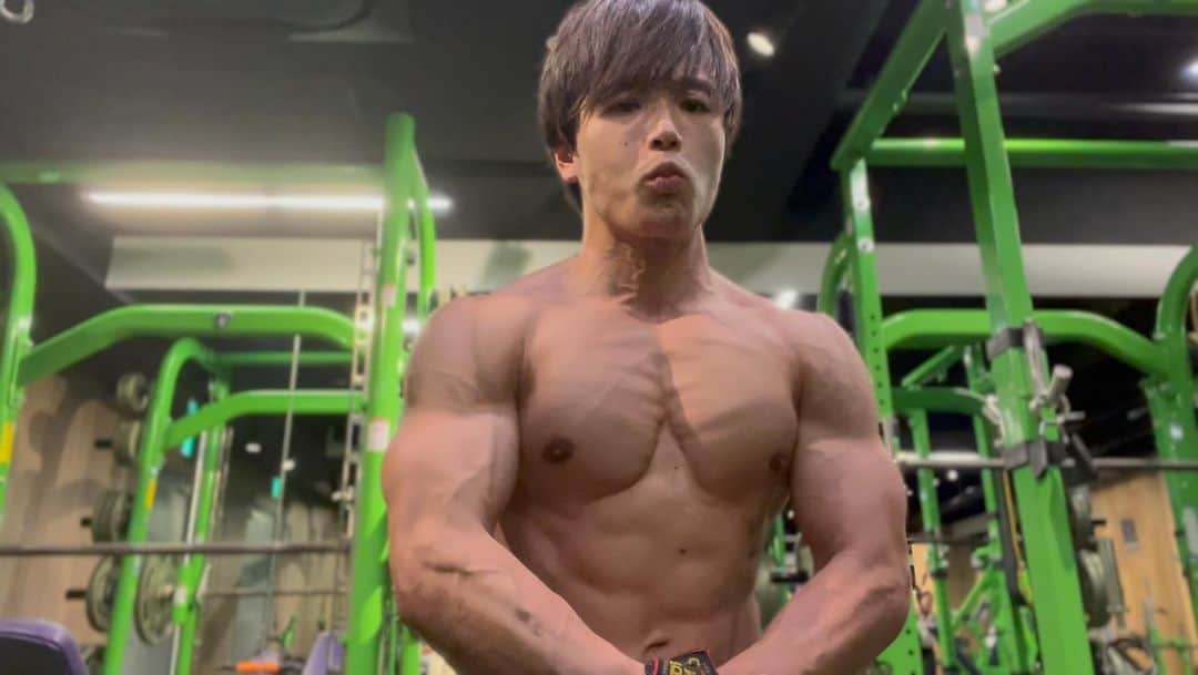 のインスタグラム：「減量日記残り55日 筋肉って皆同じ形じゃないから良いよね🔥 俺はなんだかんだ自分の身体好きだ」