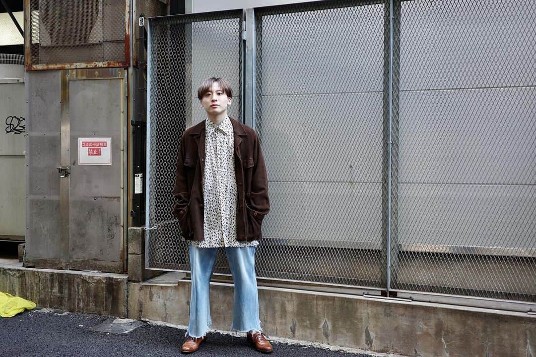 工藤大輝のインスタグラム：「私服。  去年から着てる #COMOLI のスエードミリタリージャケットは経年変化で良い感じにヘニョってきました。くたびれて更にカッコよくなるタイプ。サイズは３。  @niceness_official のシャツはドレスシャツのディテールなのにインドカディ生地と草木染めデザインということもあり風合いが良くてガシガシ着れちゃう。好き過ぎて色&柄違いも所持。これもサイズ３。  @class_poolbyclass のデニムはヘンテコ(褒め言葉)な形してるのに使い勝手が良過ぎてずっとスタメンさん。ペインターのハンマーループが付いてたりガッタガタの切りっぱなし加工も絶妙、色も太さもドンズバっていうのは中々巡り会えないので大切且つ雑に履きまくってます。  @leyuccas のシューズ。 茶色あんまり見かけないんですが名古屋の @kink_nagoya でシンデレラフィット。そう言えばデニムもkinkさんでした。名古屋での買い物率高め。  #comoli #niceness #poolbyclass #leyuccas」