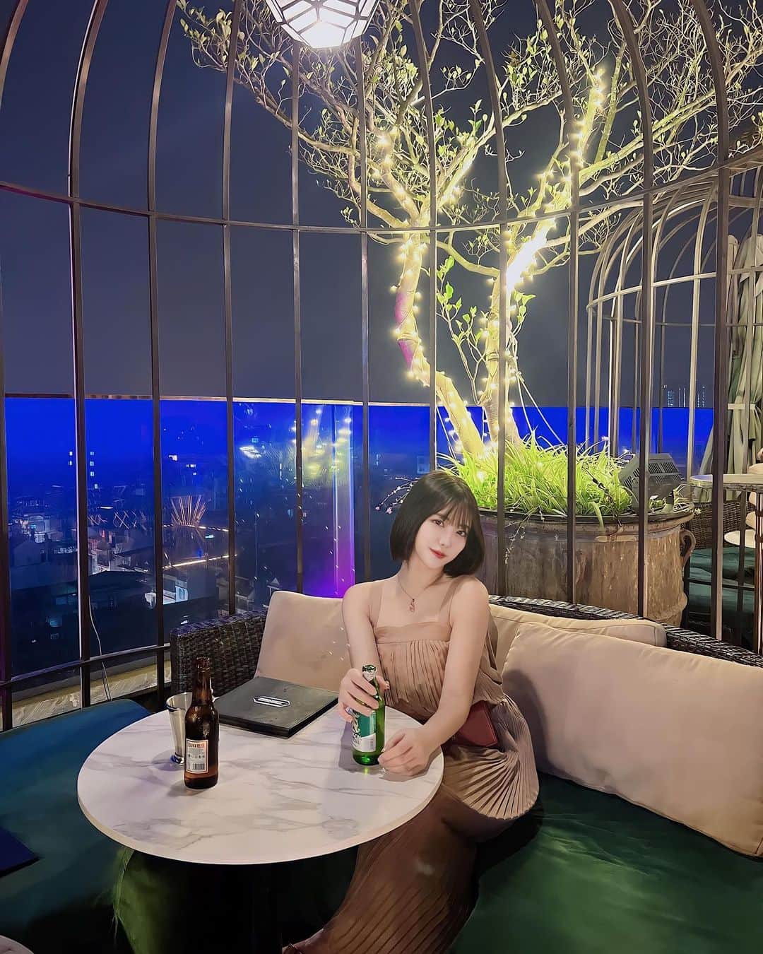 RIKAのインスタグラム：「初ベトナム🇻🇳に上陸🛫 行く？行っちゃお！で3日前にとったチケットで到着😮‍💨  ハノイのプリドットホテルがすっごいよくて泊まるならおすすめ💠朝食も満腹食べて最高級の朝スパもしてさっそく充実💠マッサージで溶けた〜  #ベトナム旅行 #ハノイ #ハノイホテル #peridotgrandhotel」