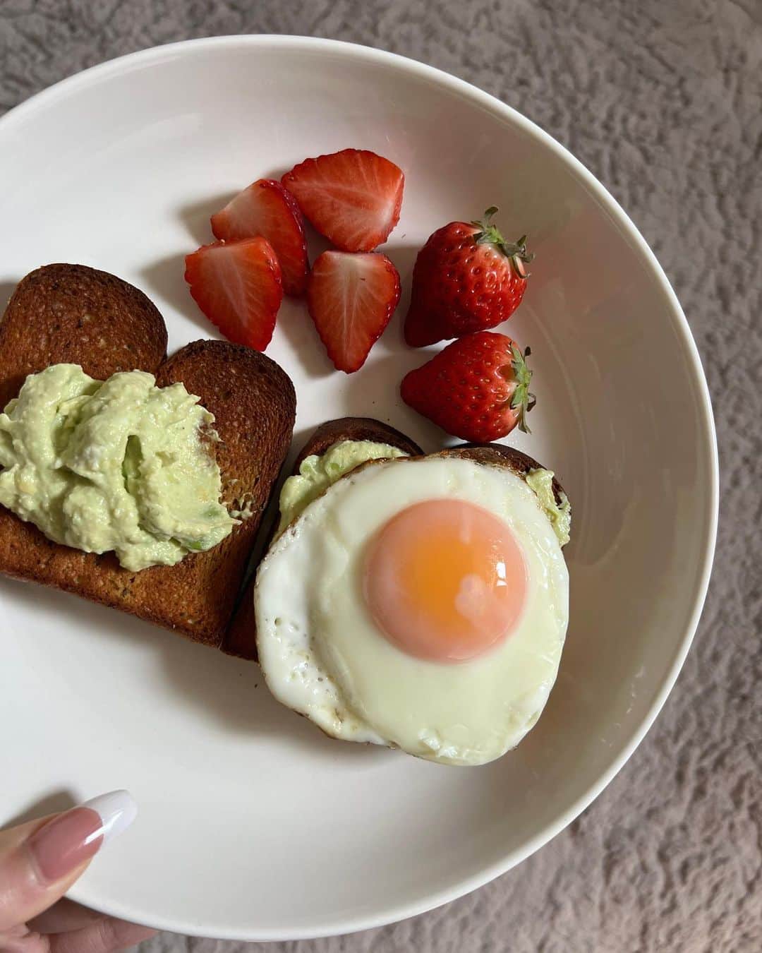 Honokaのインスタグラム：「. .  最近の時間のある日の朝ごはんたち♡ あさんぽ終わりに BASE BREADの ミニ食パンのアレンジ楽しんでます🤭  アボカドとの相性最高🥑 今週末はホットサンドにしようかな🥪🤔  ▶▶価格詳細(プロフィール欄URLからの購入時のみ) ・16袋セット: 3,172円 ・32袋セット:5,844円 ・2回目以降は10%offです✨ ・解約はいつでもできる◎ ・コンビニで買うと1袋237円からだけど  プロフィールURLからだと1袋160円から🤭  #メープルお気に入り #栄養士  #プロモーション #BASEBREAD #置き換えダイエット #たんぱく質 #朝ごぱん #BASEFOOD #美活 #筋トレ女子 #gymgirl」