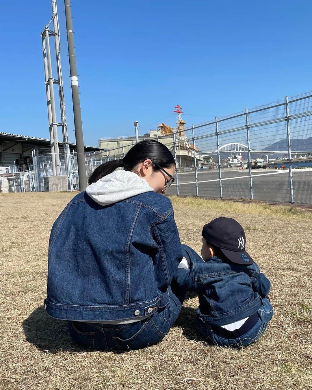Karunaのインスタグラム：「🫧🌞🌿🧸💓  これは紛れもなくカップルコーデ👩‍👦 花粉や黄砂はちょっと心配になるけど お外遊びが楽しい季節になりましたね！  大伴理奈ちゃんのプロデュースデニム 贔屓目なしに本当にオススメすぎる👖 お洋服のブランドタグ付けしてます🏷  #生後10ヶ月  #男の子ママ #小さい彼氏 #リンクコーデ #親子コーデ #お気に入り」