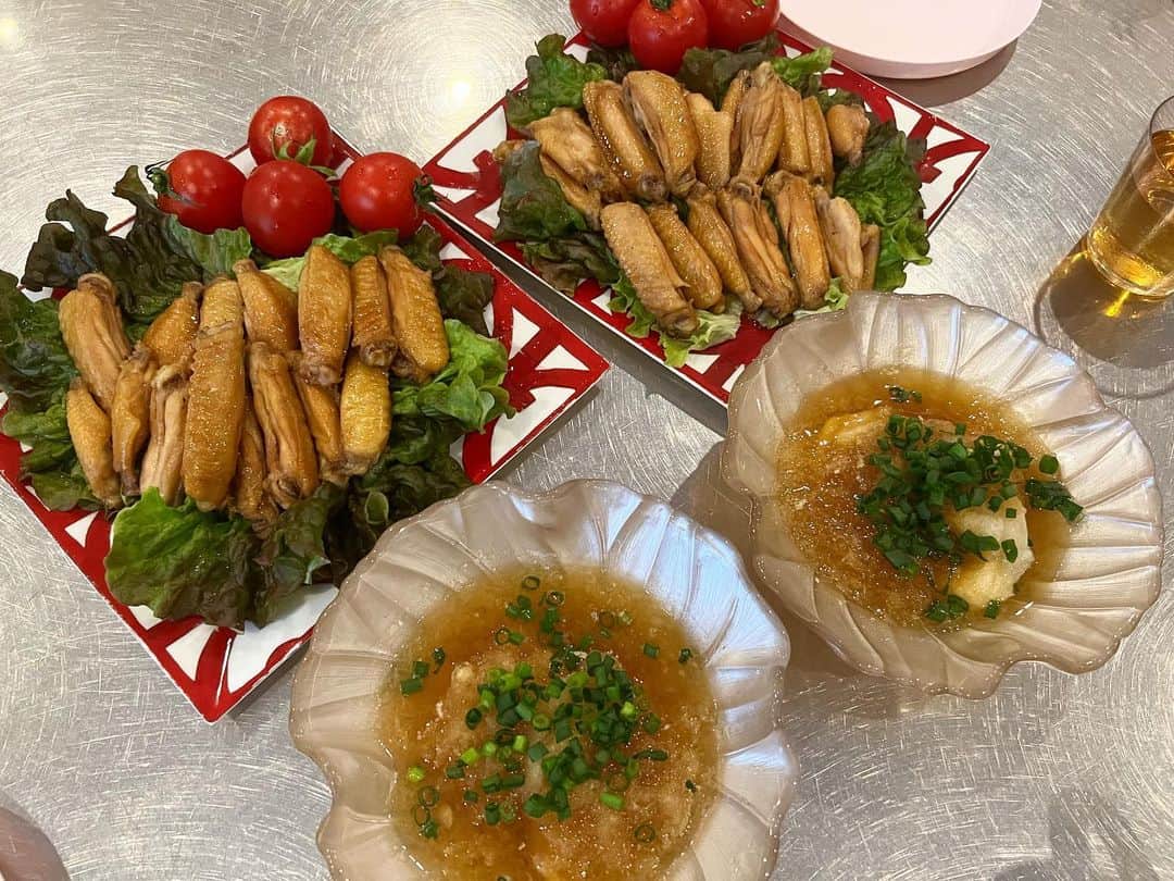 中根麗子のインスタグラム：「子供達の大好きな手羽中の甘辛煮💗 750g作ったけど、なくなる。 下3人が大きくなったら、どの位の量が必要になるのか🤣 でも、美味しいって食べてくれるのが1番嬉しい💗  #夕食 #子供が好きなメニュー」