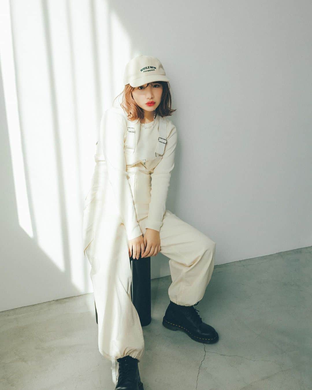 きりまるのインスタグラム：「. . なんと！！じつは 今日から発売の @ungrid_official さんの ムック本の表紙をさせて頂きました！😽🌼♡ わーい！やっと言えた！！！  「Ungrid Mini Boston Shoulder Bag Book」   初表紙！本当に嬉しいです....🥲♡ しかもまるまる１冊全てきりまるだけ！ が載った本になってます😭♡スゴすぎ！  付録はブラウンのミニボストンBag！👜♡ 色も形もカワイイ！ 生地もめちゃくちゃしっかりしてて、 サイズ感もちょうど良い！深めやけん しっかり容量もあって、最高だよん！🫶🏻 手持ちにもショルダーバッグにもなって どんなコーデにも合わせやすい使い勝手の良い 万能なカバン 🫶🏻これはぜったい持っておくべき！ ペットボトルもちゃんと入るよんっ◎  ブランドのお洋服も沢山 着させて貰ったんやけど全部可愛い😭🤍  全国の書店さんなどで今日から発売 してるけん、お店で見つけたらぜひぜひ 見てみてねー！📖♡  「Ungrid Mini Boston Shoulder Bag Book」   価格：3,289円（税込）  発売日：2023年3月10日   #宝島社 #Ungrid　 . .」