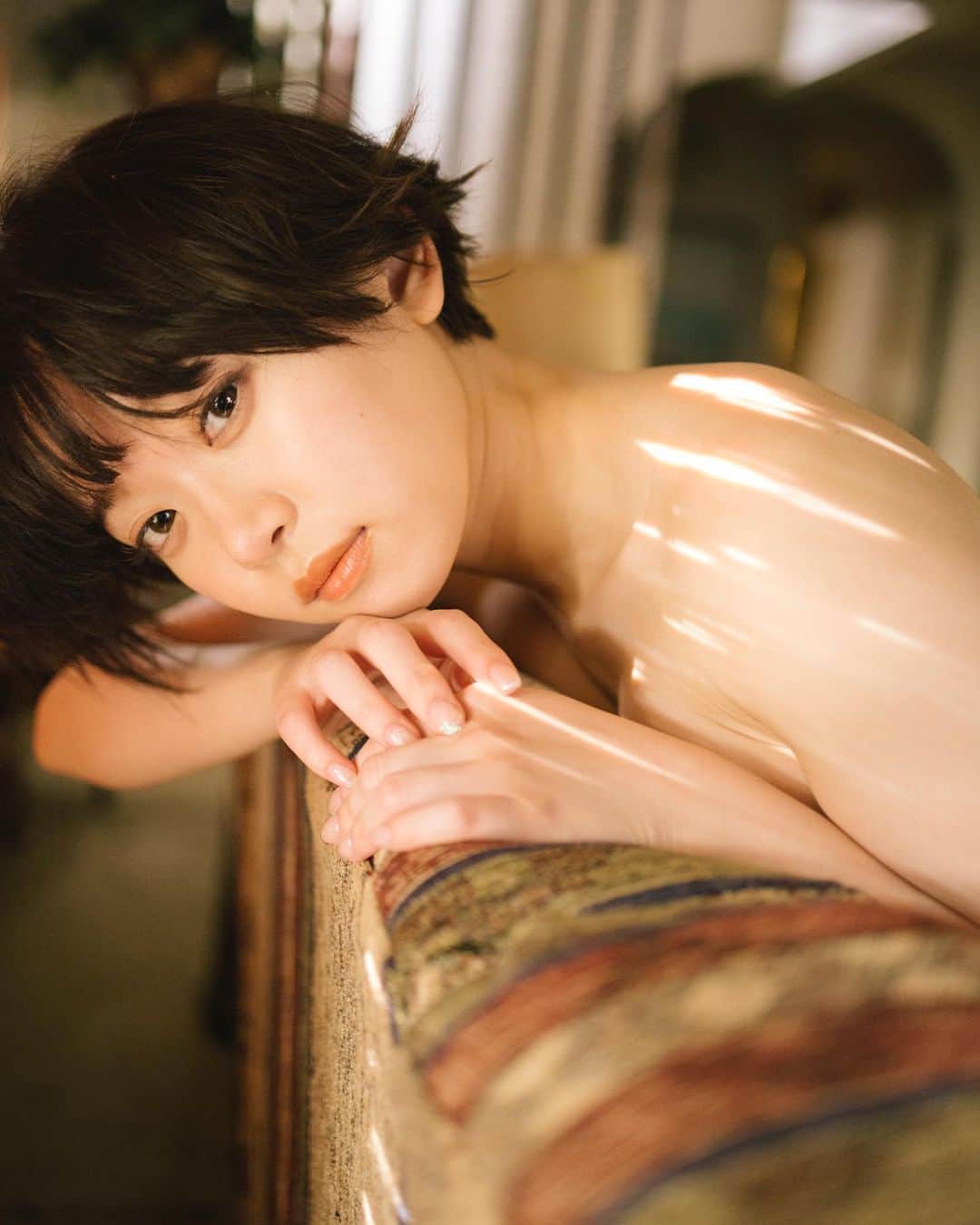 のインスタグラム：「新しい電子写真集が日本ジャーナル出版さんより発売されました！  ファースト写真集のときと同じチームでまた撮影できたのでとてもありがたい時間でした。  撮影時期はちょうどクリスマスのあたりです。冬の冷たい澄んだ空気を思い出しながらみてみてね🎄  販売URLはストーリーズから飛んでください！」