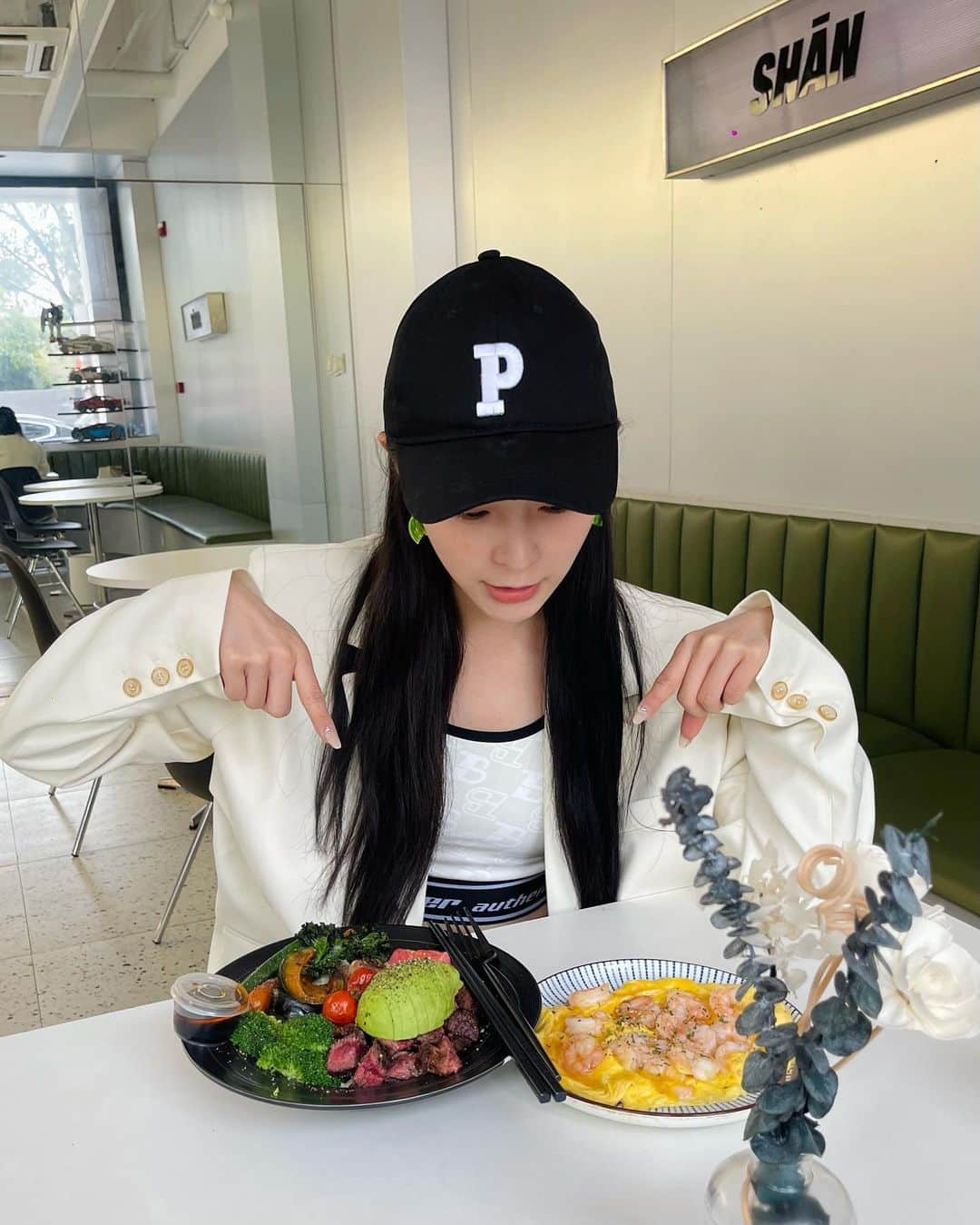 エルキーのインスタグラム：「🥑🥬🥕🍅」