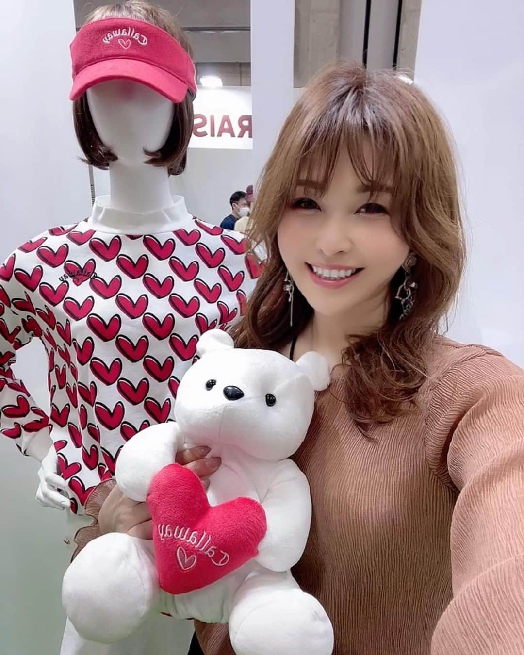 mikaのインスタグラム：「♥︎︎∗︎* 今年もゴルフフェアいってきたよ⛳️  ゴルフ大好きだけど、 やっぱり気になるのはウエアとか ヘッドカバーとか可愛いものばっかり🥰 それもゴルフの楽しみだもんね✨  今年はいっぱいウエアもあって見てて お土産もたくさんで楽しかった♡ 知り合いにも沢山会えたし、 プロや有名な人とも写真撮ってもらって満足🙌  心残りは試打が混んでできなかった事！ 週末行く人は朝イチで予約取るのをオススメする‼️  ゴルフ始めたばっかりの人も楽しめる イベントだから予定空いてる人は 行ってみてね❣️  @japangolffair  #ジャパンゴルフフェア #jgf #日本最大級のゴルフフェスティバル #ゴルフ #golf #ゴルフ女子 #フェア #イベント #jgf2023」